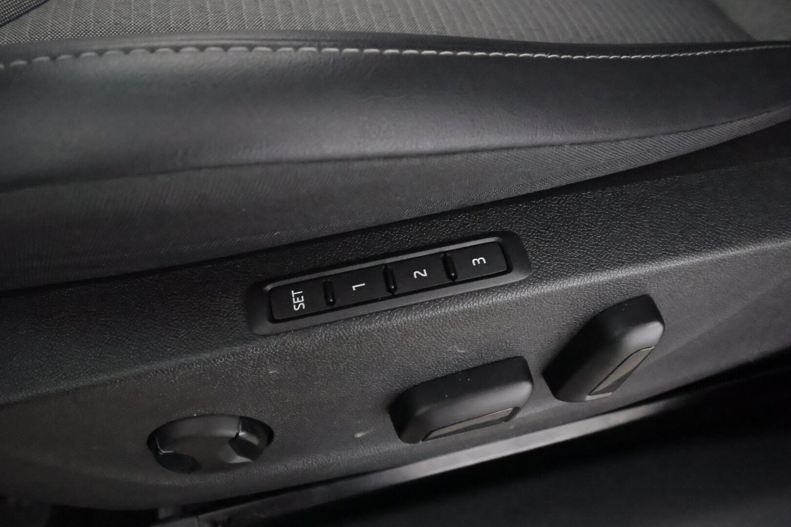 Skoda Enyaq 2022 60 iV *ACC / Matrix-LED / Koukku / Lisälämmitin / P.Kamera / Muistipenkki / Apple&Android / Keyless * - Merkkihuollettu / Akku kuntotarkastettu / Kahdet Renkaat / 2x Lataus