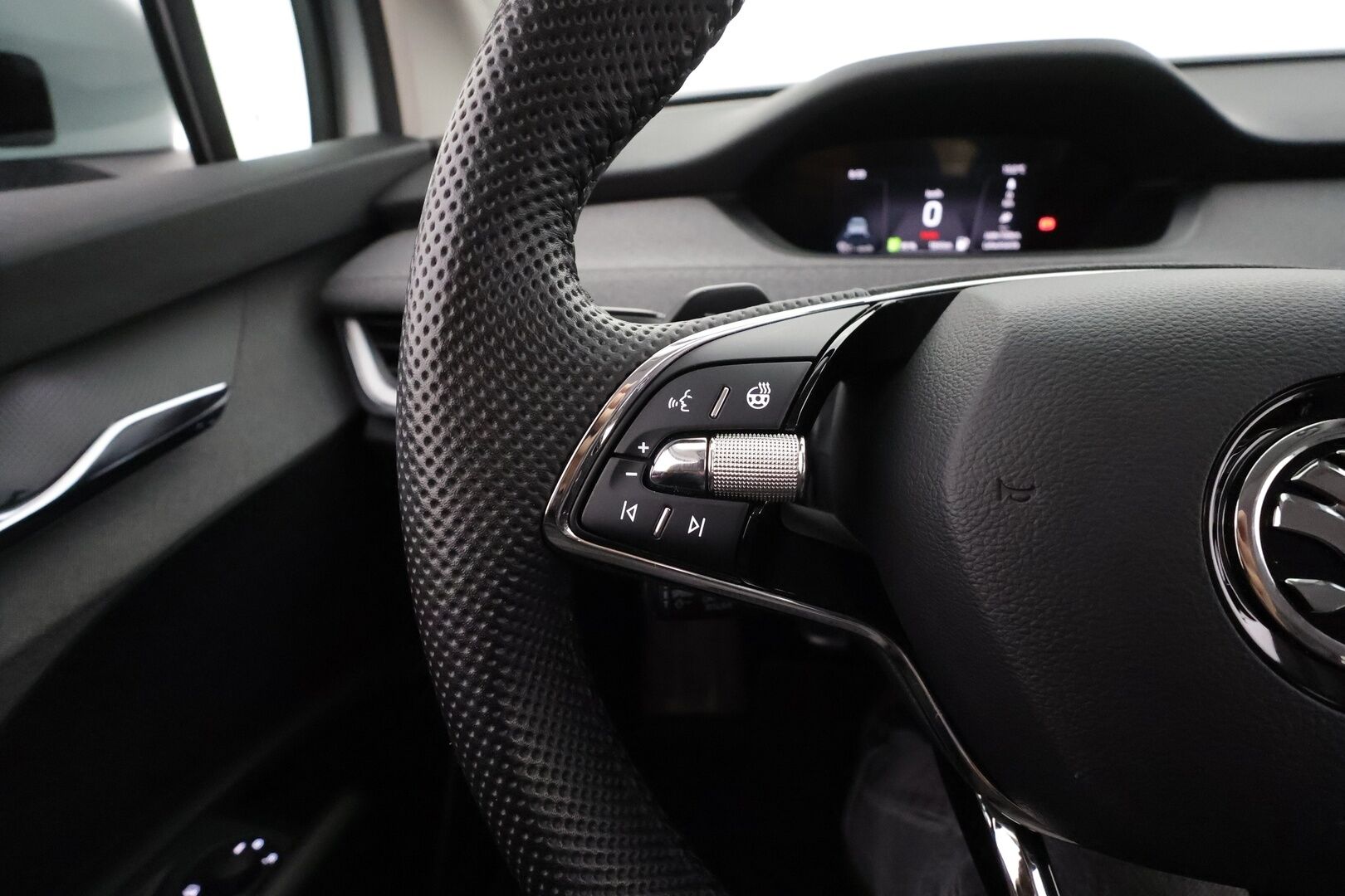 Skoda Enyaq 2022 60 iV *ACC / Matrix-LED / Koukku / Lisälämmitin / P.Kamera / Muistipenkki / Apple&Android / Keyless * - Merkkihuollettu / Akku kuntotarkastettu / Kahdet Renkaat / 2x Lataus