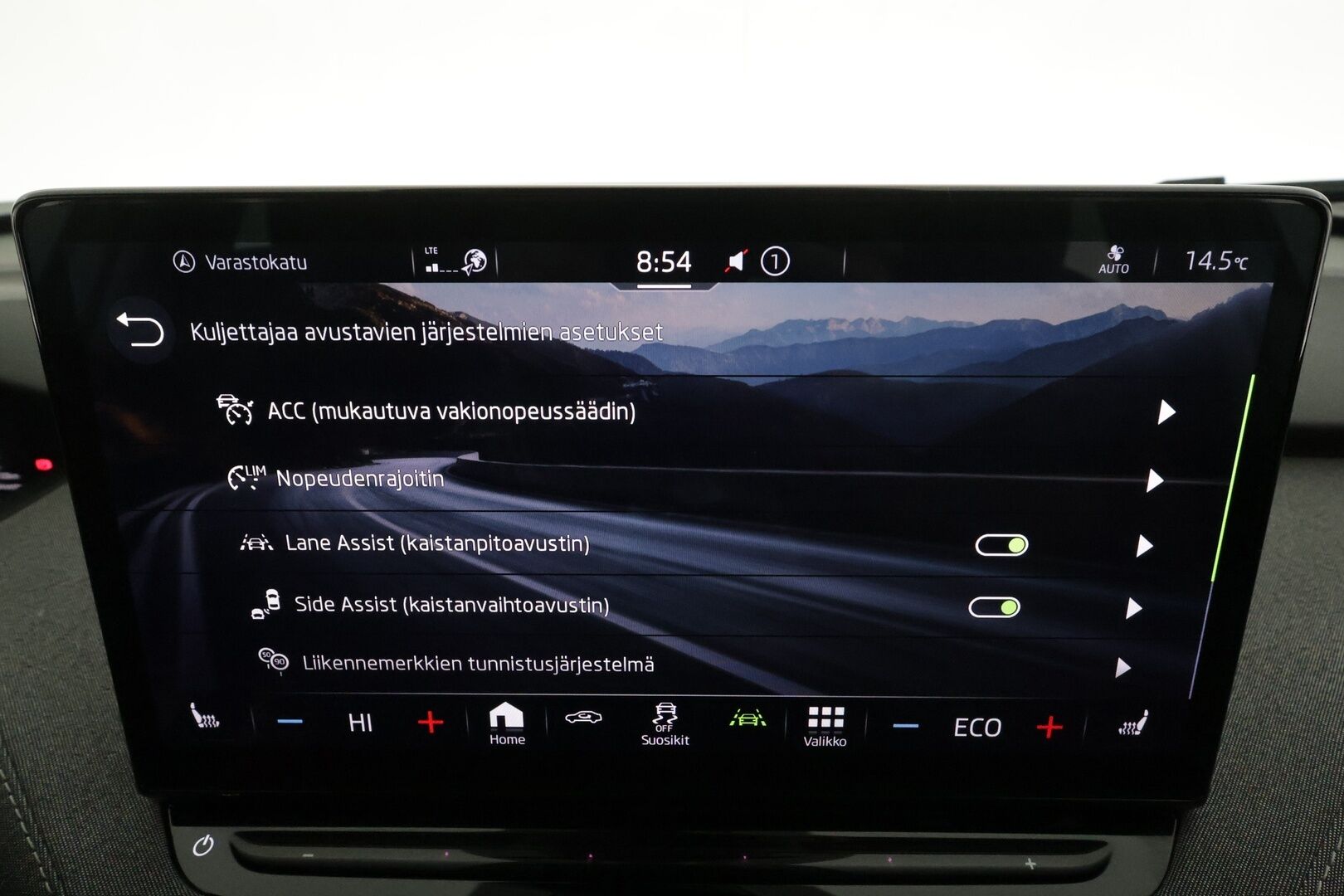 Skoda Enyaq 2022 60 iV *ACC / Matrix-LED / Koukku / Lisälämmitin / P.Kamera / Muistipenkki / Apple&Android / Keyless * - Merkkihuollettu / Akku kuntotarkastettu / Kahdet Renkaat / 2x Lataus