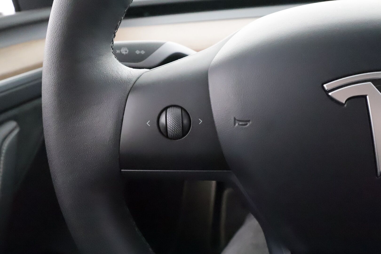 Tesla Model Y 2023 Long Range - | Koukku | ILP | Lasikatto | ACC | Matrix-LED | P.Kamera | Muistipenkki | Premium Audio | Navi | Kaistavahti | Keyless | 1-om Suomi-auto | Kahdet renkaat |