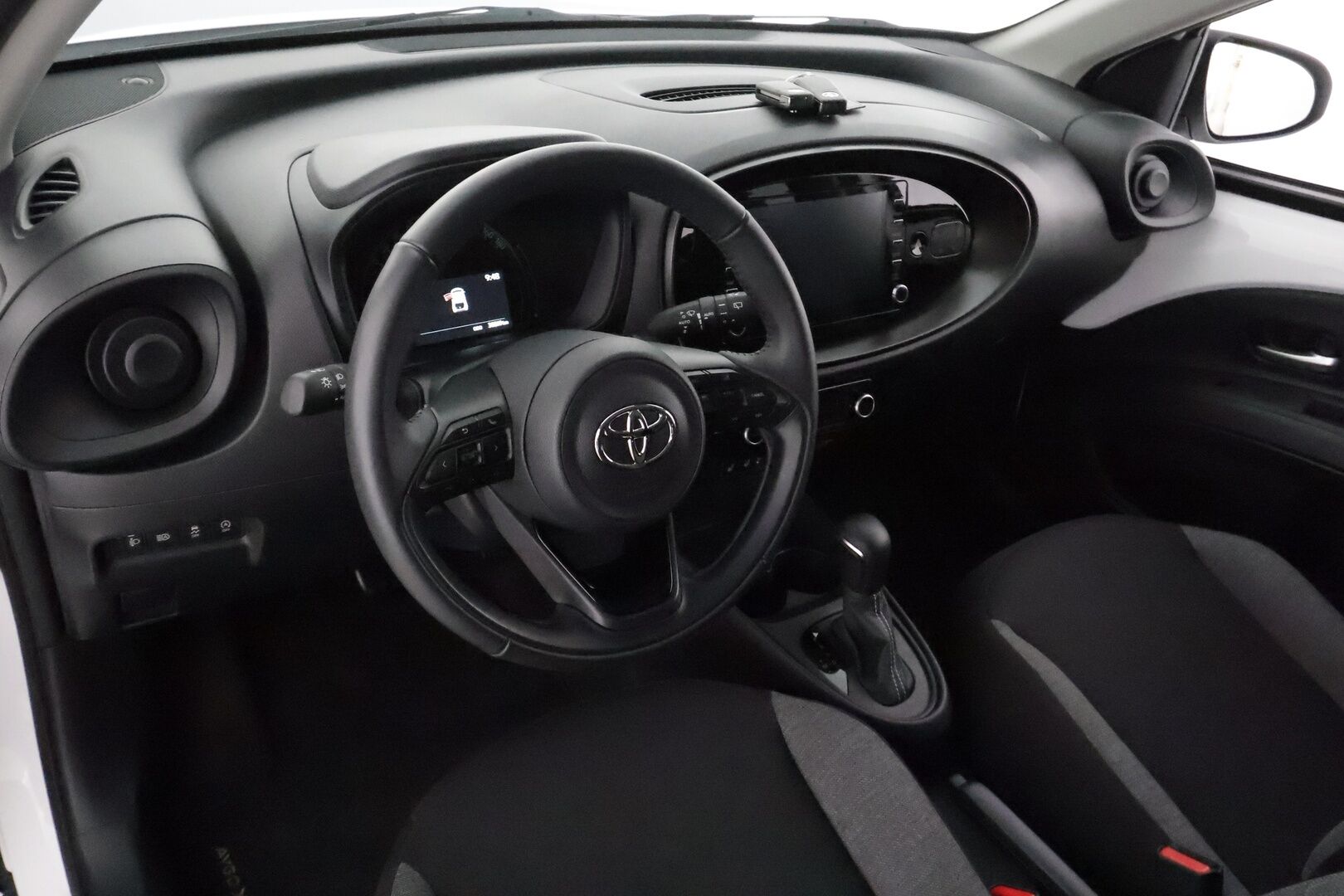 Toyota Aygo X 2023 1,0 VVT-i Play Edition Multidrive S *ACC / P.kamera / LED / Apple&Android* - Suomi-auto / Kahdet renkaat aluvanteilla / Merkkihuollettu - Osta nyt, maksa vasta ensi vuonna