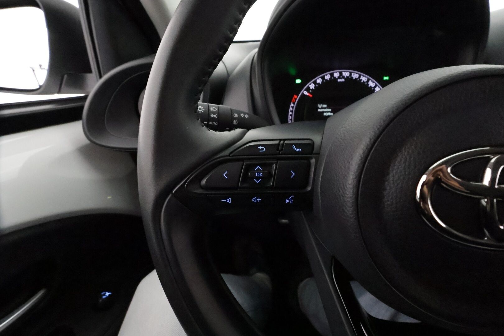 Toyota Aygo X 2023 1,0 VVT-i Play Edition Multidrive S *ACC / P.kamera / LED / Apple&Android* - Suomi-auto / Kahdet renkaat aluvanteilla / Merkkihuollettu - Osta nyt, maksa vasta ensi vuonna