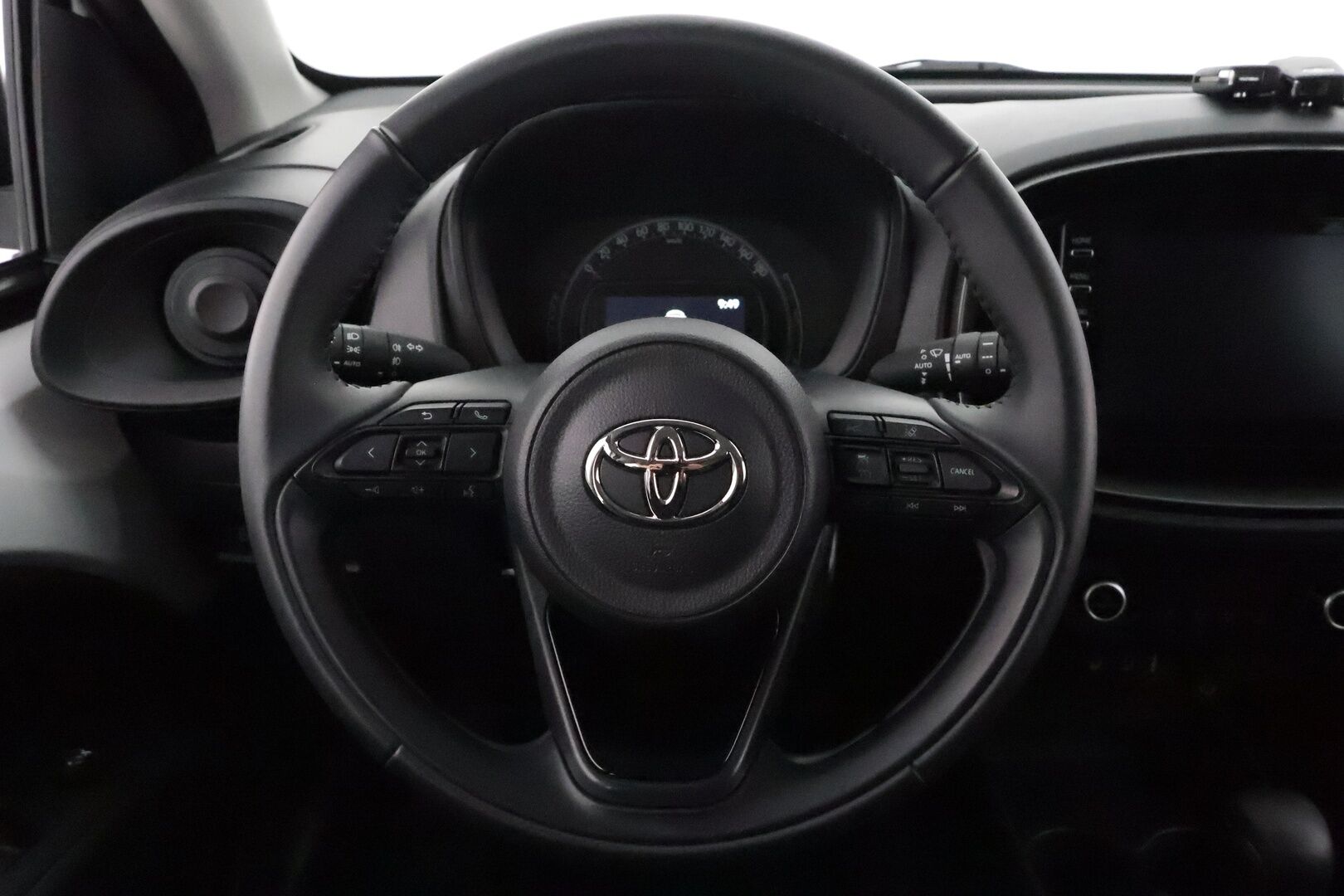 Toyota Aygo X 2023 1,0 VVT-i Play Edition Multidrive S *ACC / P.kamera / LED / Apple&Android* - Suomi-auto / Kahdet renkaat aluvanteilla / Merkkihuollettu - Osta nyt, maksa vasta ensi vuonna