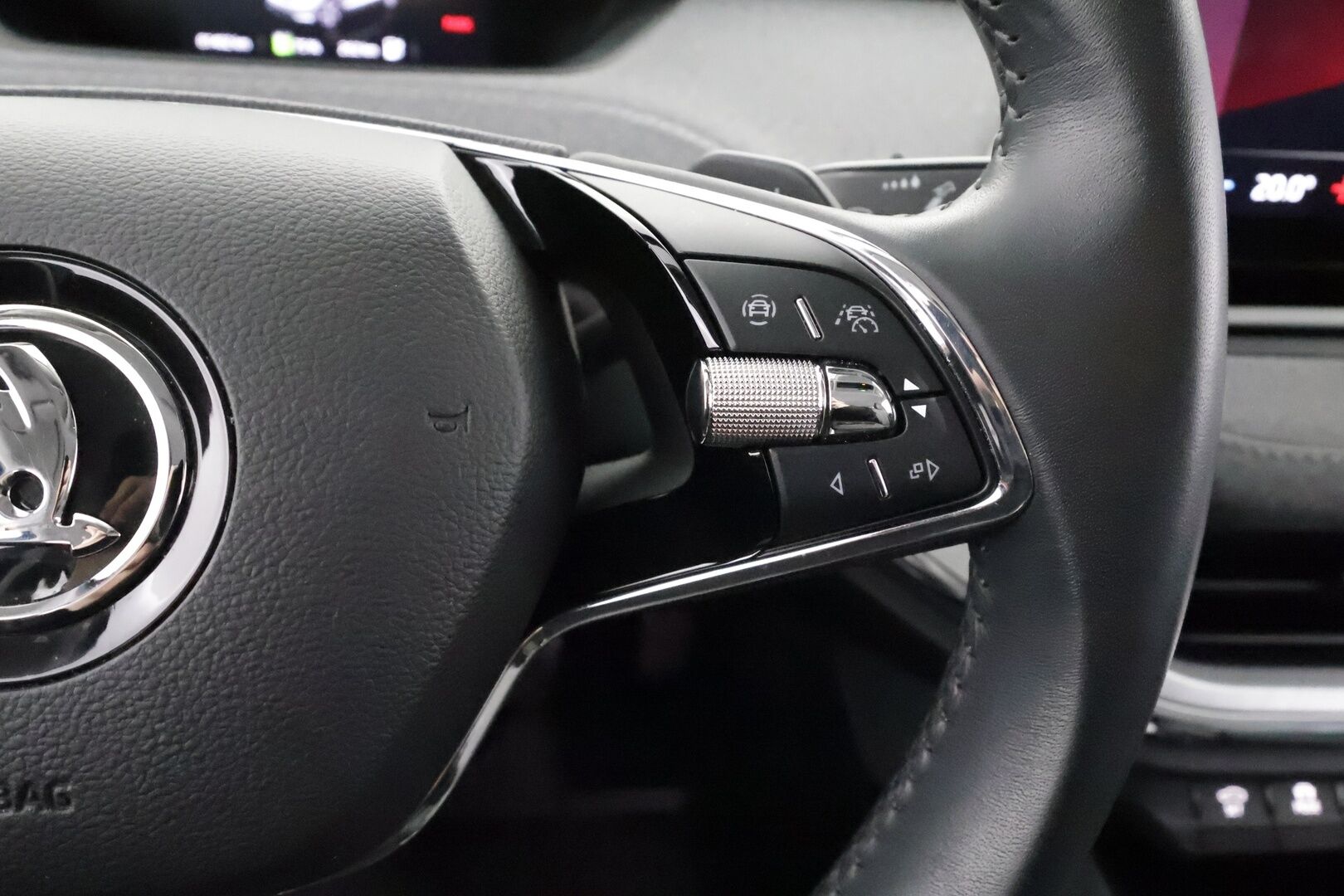 Skoda Enyaq 2023 80x 4x4 iV * ACC / Lisälämmitin / Koukku / P.kamera / Skoda crystal Matrix LED / Keyless / Apple&Android * - Suomi-auto / Kahdet Renkaat