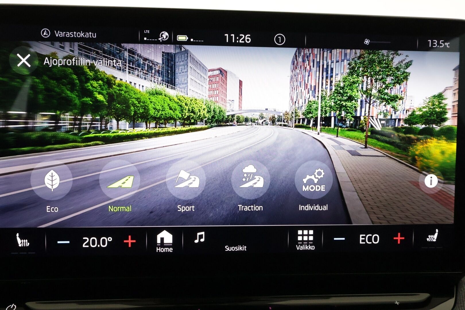 Skoda Enyaq 2023 80x 4x4 iV * ACC / Lisälämmitin / Koukku / P.kamera / Skoda crystal Matrix LED / Keyless / Apple&Android * - Suomi-auto / Kahdet Renkaat