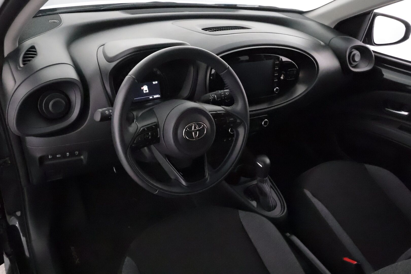 Toyota Aygo X 2023 1,0 VVT-i Play Edition Multidrive S *ACC / P.kamera / LED / Apple&Android* - 1.Om Suomi-auto / Kahdet renkaat aluvanteilla / Merkkihuollettu