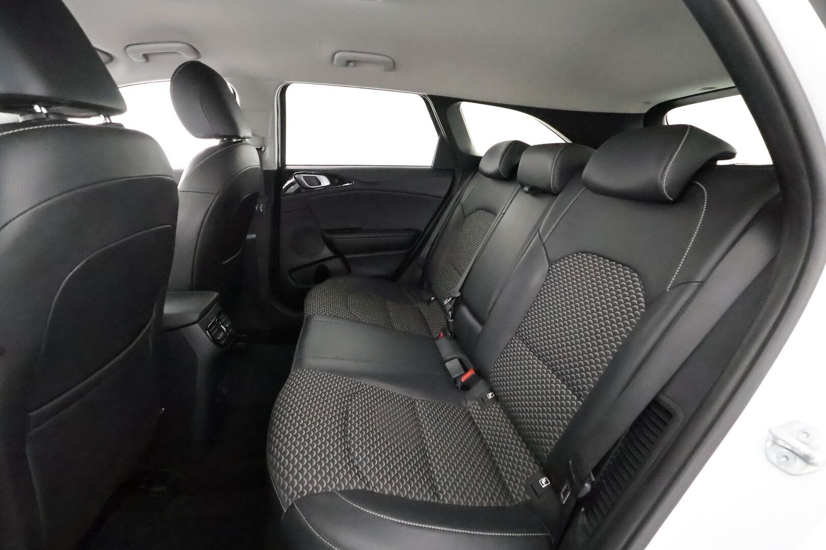 Kia Ceed 2023 1,6 GDI Plug-In Hybrid Business Premium SW DCT - | Digimittaristo | Adapt.vakkari | Kamera | 1om.Suomi-auto | Koukku |