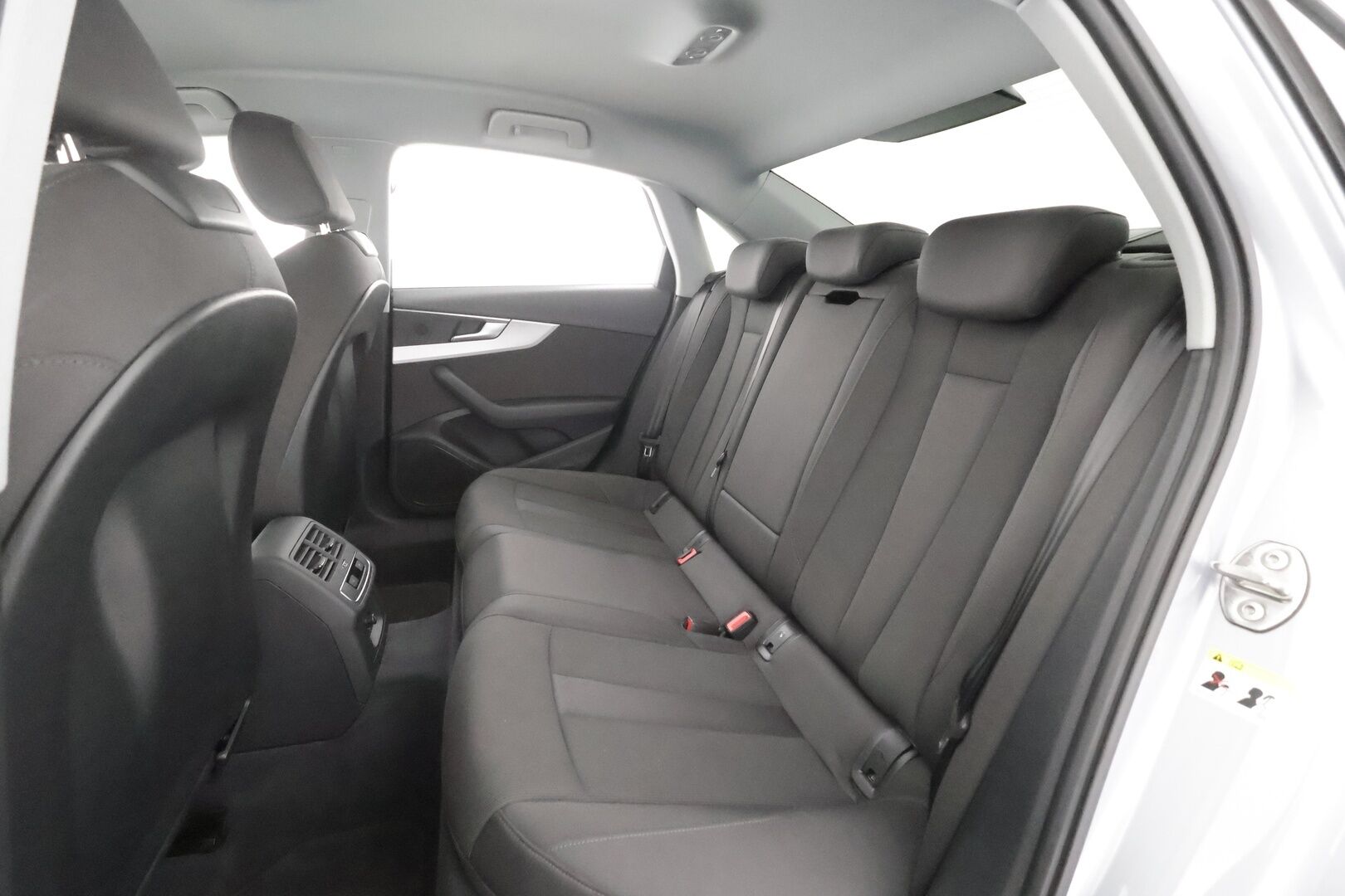 Audi A4 2023 Sedan Progress 35 TFSI 110kW MHEV S tronic - Suomiauto | Webasto | Peruutuskamera | Digital Cockpit | Vetokoukku | Black Optic |  Matrix LED | Huippuvarusteet!