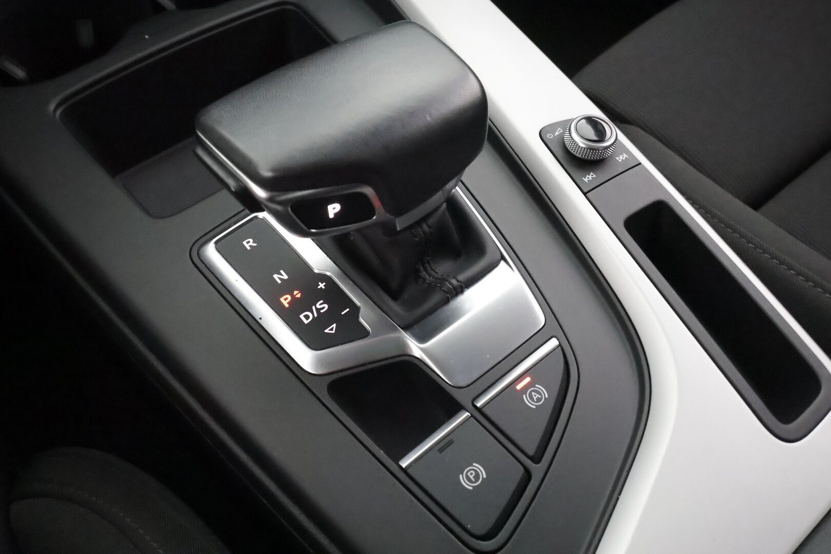 Audi A4 2023 Sedan Progress 35 TFSI 110kW MHEV S tronic - Suomiauto | Webasto | Peruutuskamera | Digital Cockpit | Vetokoukku | Black Optic |  Matrix LED | Huippuvarusteet!