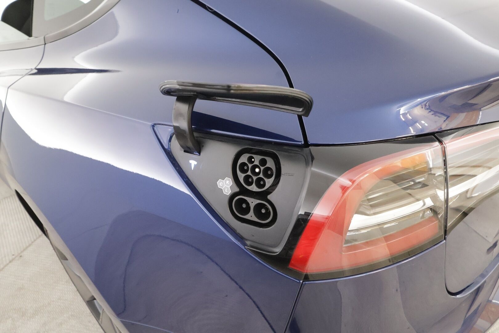 Tesla Model 3 2023 RWD - | ILP | Lasikatto | ACC | Matrix-LED | P.Kamera | Muistipenkki | Premium Speakers | Navi | Kaistavahti | Keyless | 1-om Suomi-auto | 2x Latauskaapelit | Kahdet renkaat |