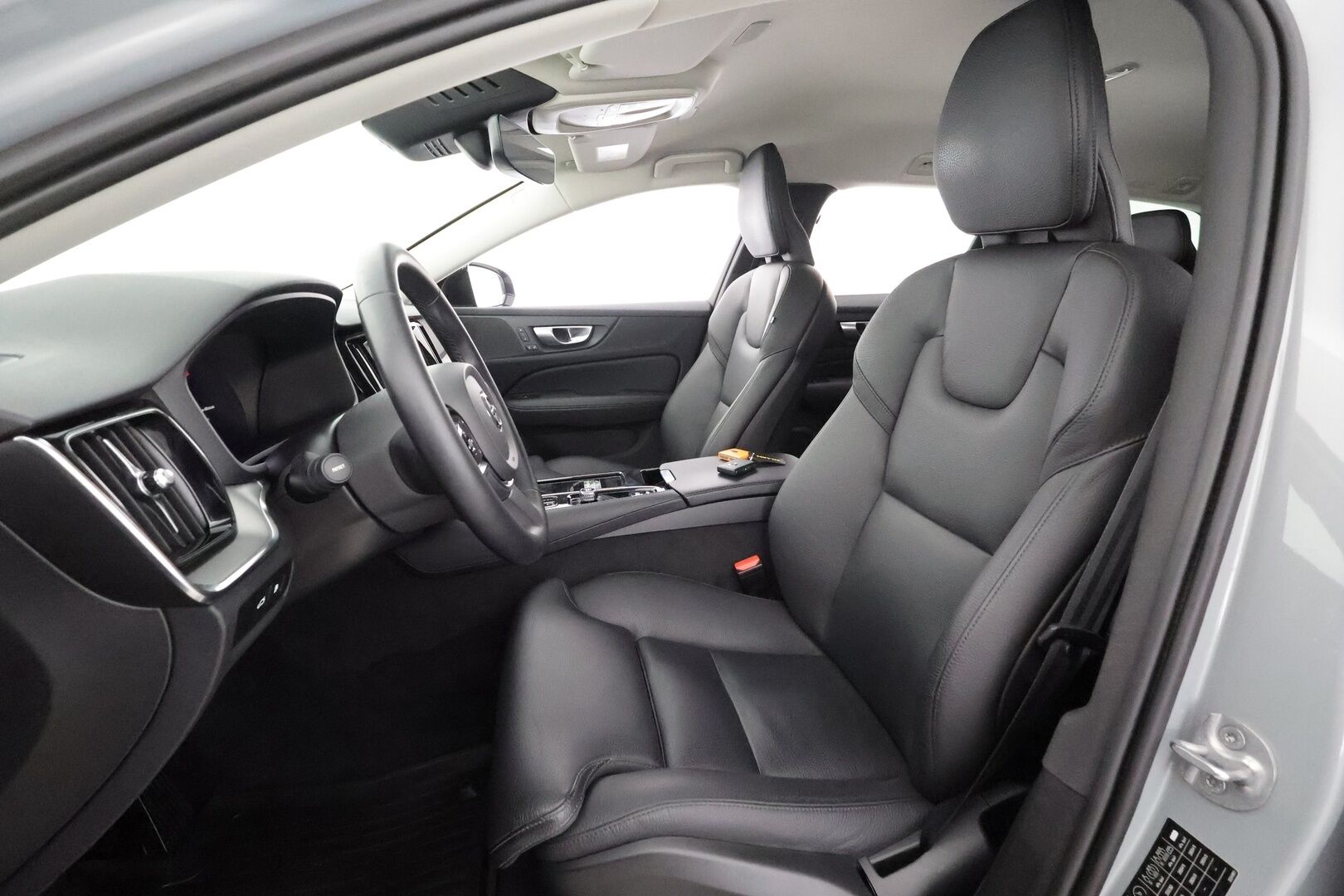 Volvo V60 2024 T6 AWD Long Range Plus Dark aut - ACC | P.kamera | Full-LED | Muistipenkit | High Performance audio | Keyless | Apple&Android | 1.Om Suomi-auto | Kahdet Renkaat |