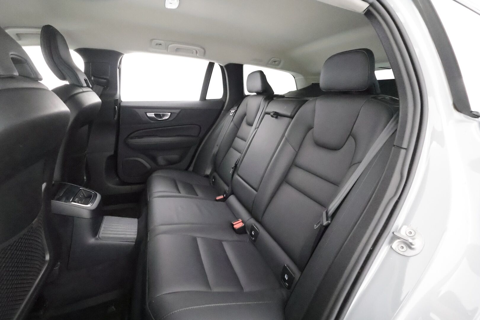 Volvo V60 2024 T6 AWD Long Range Plus Dark aut - ACC | P.kamera | Full-LED | Muistipenkit | High Performance audio | Keyless | Apple&Android | 1.Om Suomi-auto | Kahdet Renkaat |