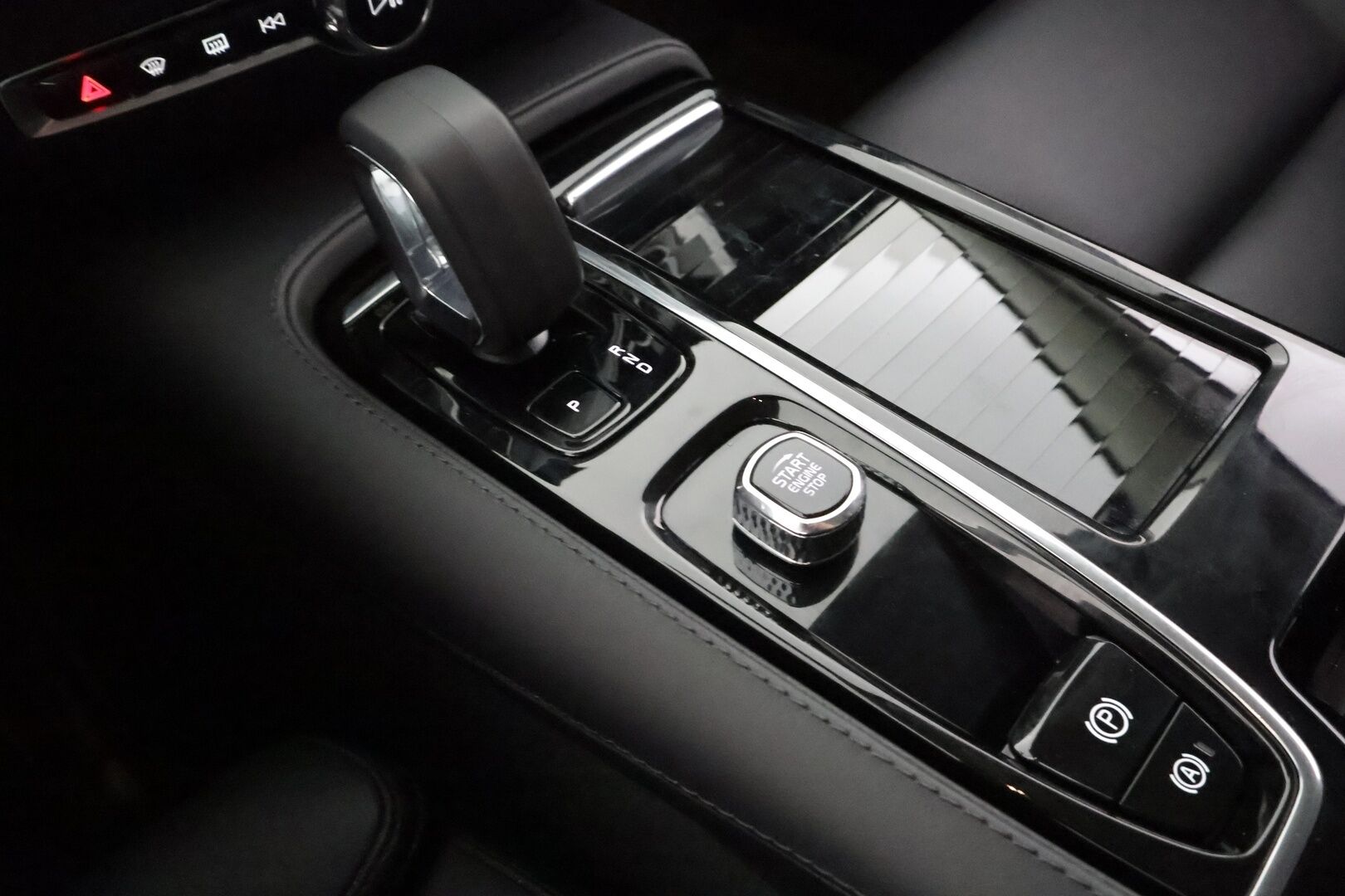 Volvo V60 2024 T6 AWD Long Range Plus Dark aut - ACC | P.kamera | Full-LED | Muistipenkit | High Performance audio | Keyless | Apple&Android | 1.Om Suomi-auto | Kahdet Renkaat |