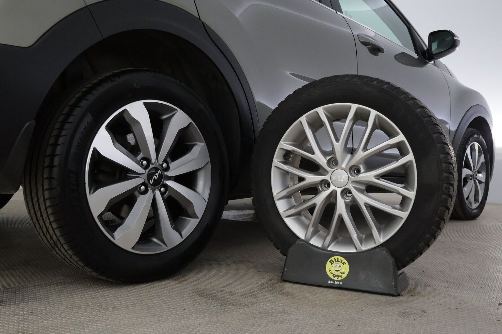 Kia Stonic 2023 1,0 T-GDI 100hv EX DCT Premium Gray * Vakkari / P-kamera / Tutkat takana / Ratinlämmitin / AppleCarPlay * - * 1.om Suomi-auto / Kahdet merkkirenkaat alumiinivanteilla! *