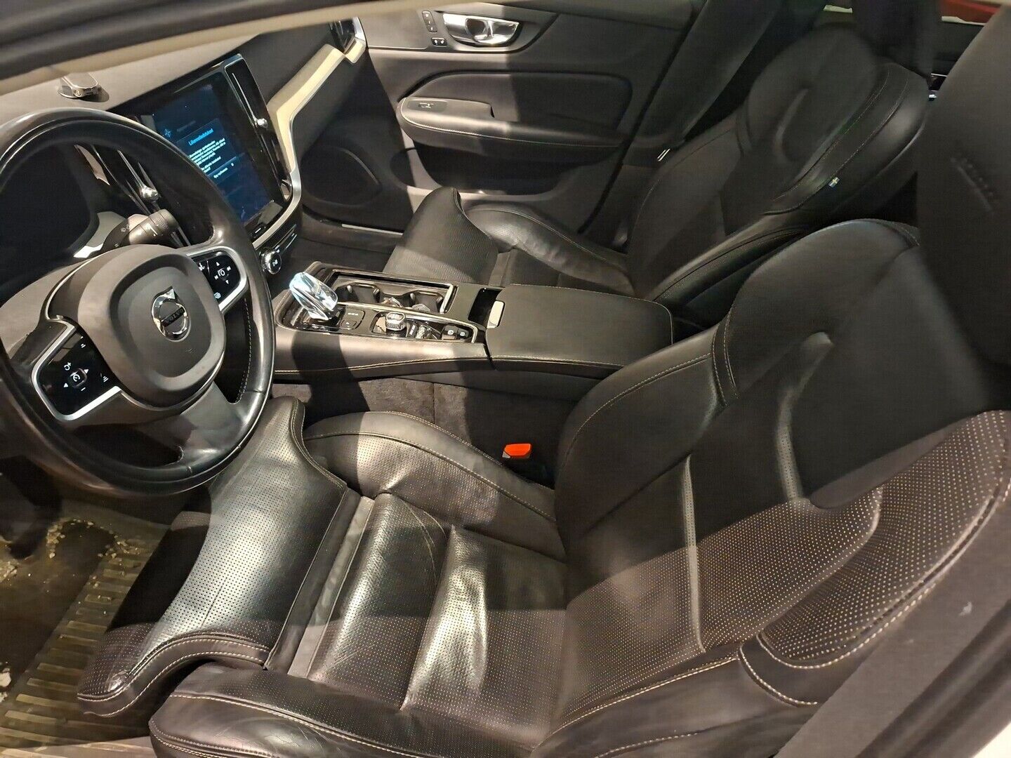 Volvo S60 2020 T6 TwE AWD Inscription Plug-in *ACC / HUD / Webasto / BLIS / Hierovat istuimet / Koukku* - Merkkihuollettu / Kahdet Volvon alumiinivanteet