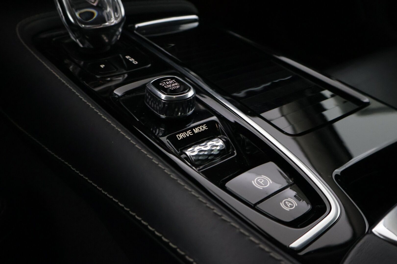 Volvo S60 2020 T6 TwE AWD Inscription Plug-in *ACC / HUD / Webasto / BLIS / Hierovat istuimet / Koukku* - Merkkihuollettu / Kahdet Volvon alumiinivanteet