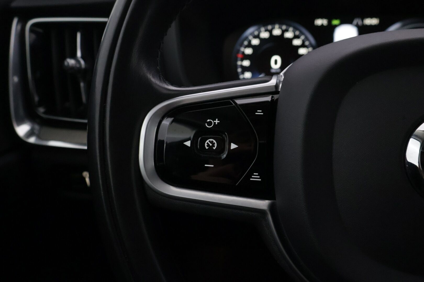 Volvo S60 2020 T6 TwE AWD Inscription Plug-in *ACC / HUD / Webasto / BLIS / Hierovat istuimet / Koukku* - Merkkihuollettu / Kahdet Volvon alumiinivanteet