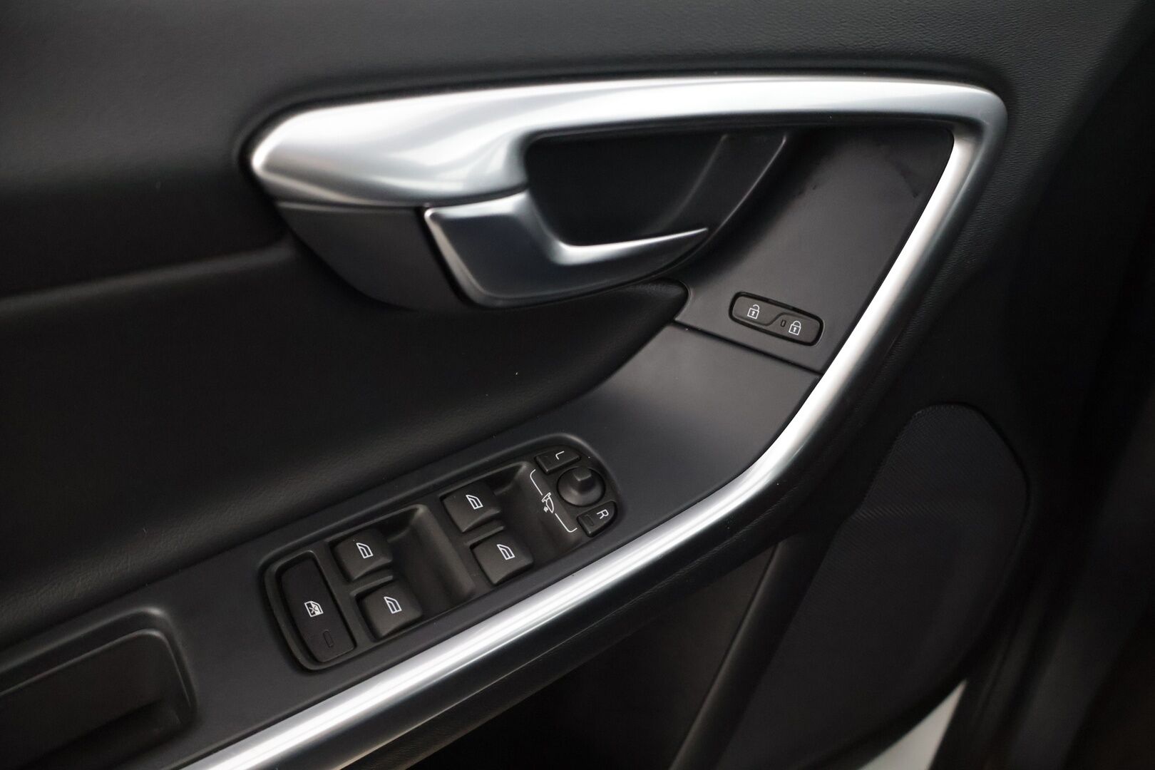 Volvo V60 2018 D2 Business Classic Summum ** Facelift / Digimittaristo / Muistipenkki / Kamera ** - * Asiallisesti huollettu auto kaksilla renkailla! / Nahkasisusta / Digimittaristo *