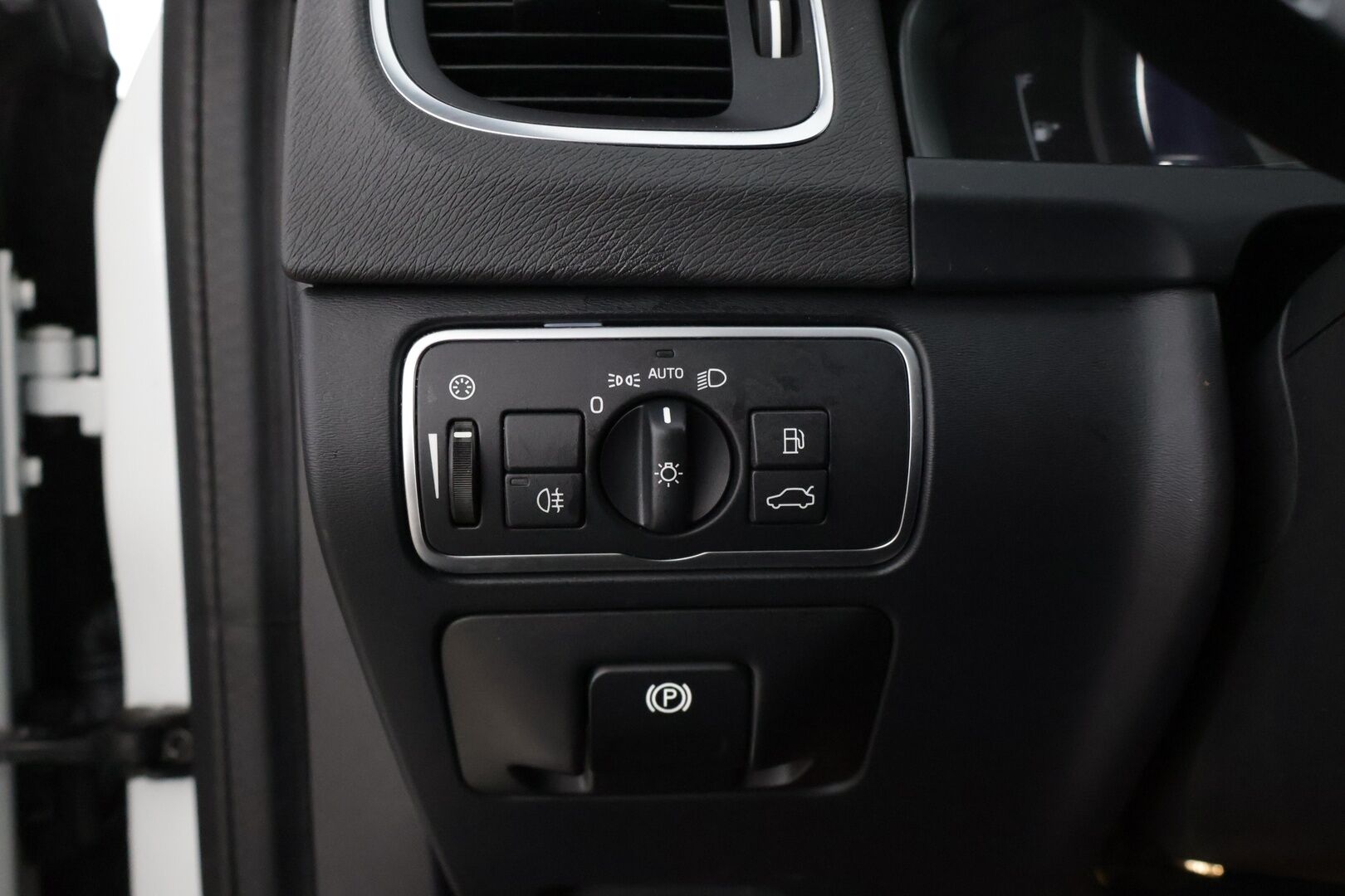 Volvo V60 2018 D2 Business Classic Summum ** Facelift / Digimittaristo / Muistipenkki / Kamera ** - * Asiallisesti huollettu auto kaksilla renkailla! / Nahkasisusta / Digimittaristo *