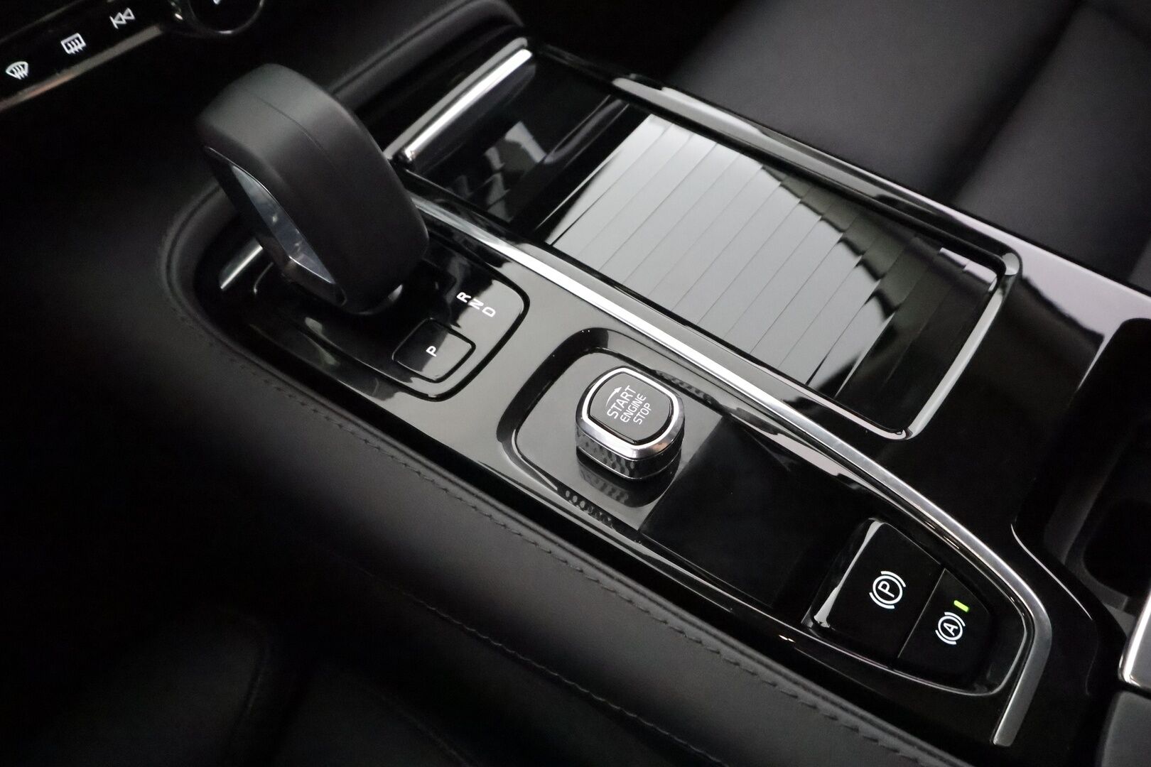 Volvo V60 2024 T6 AWD Long Range Plus Dark aut - | Koukku | ACC | 360 | Full-LED | Sporttinahat Muistilla | Lisälämmitin | Kaistavahti | Navi | Keyless | 2x Latauskaapelit | 1-om Suomi-auto | Kahdet renkaat | 