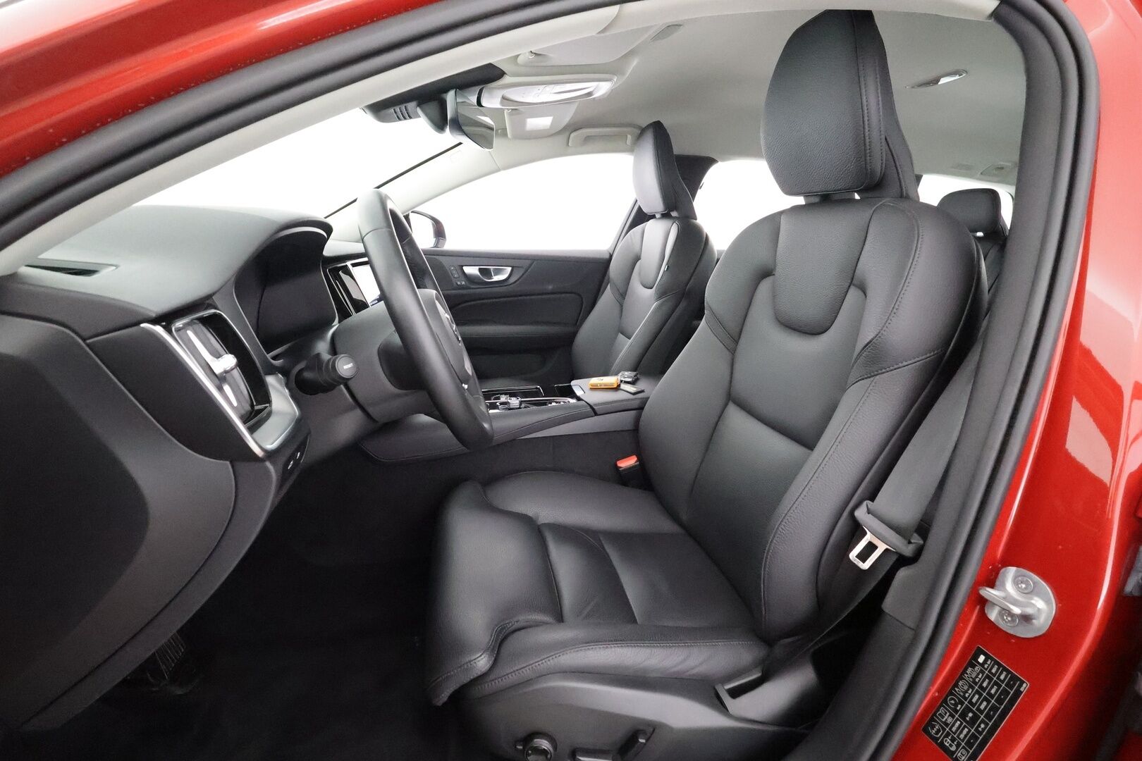 Volvo V60 2024 T6 AWD Long Range Plus Dark aut - | Koukku | ACC | 360 | Full-LED | Sporttinahat Muistilla | Lisälämmitin | Kaistavahti | Navi | Keyless | 2x Latauskaapelit | 1-om Suomi-auto | Kahdet renkaat | 