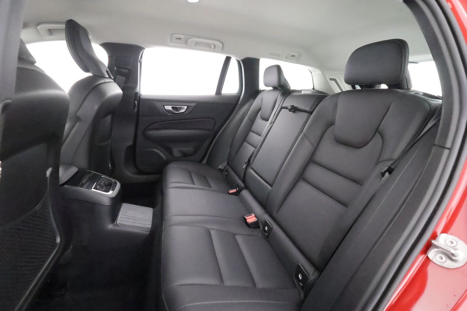 Volvo V60 2024 T6 AWD Long Range Plus Dark aut - | Koukku | ACC | 360 | Full-LED | Sporttinahat Muistilla | Lisälämmitin | Kaistavahti | Navi | Keyless | 2x Latauskaapelit | 1-om Suomi-auto | Kahdet renkaat | 