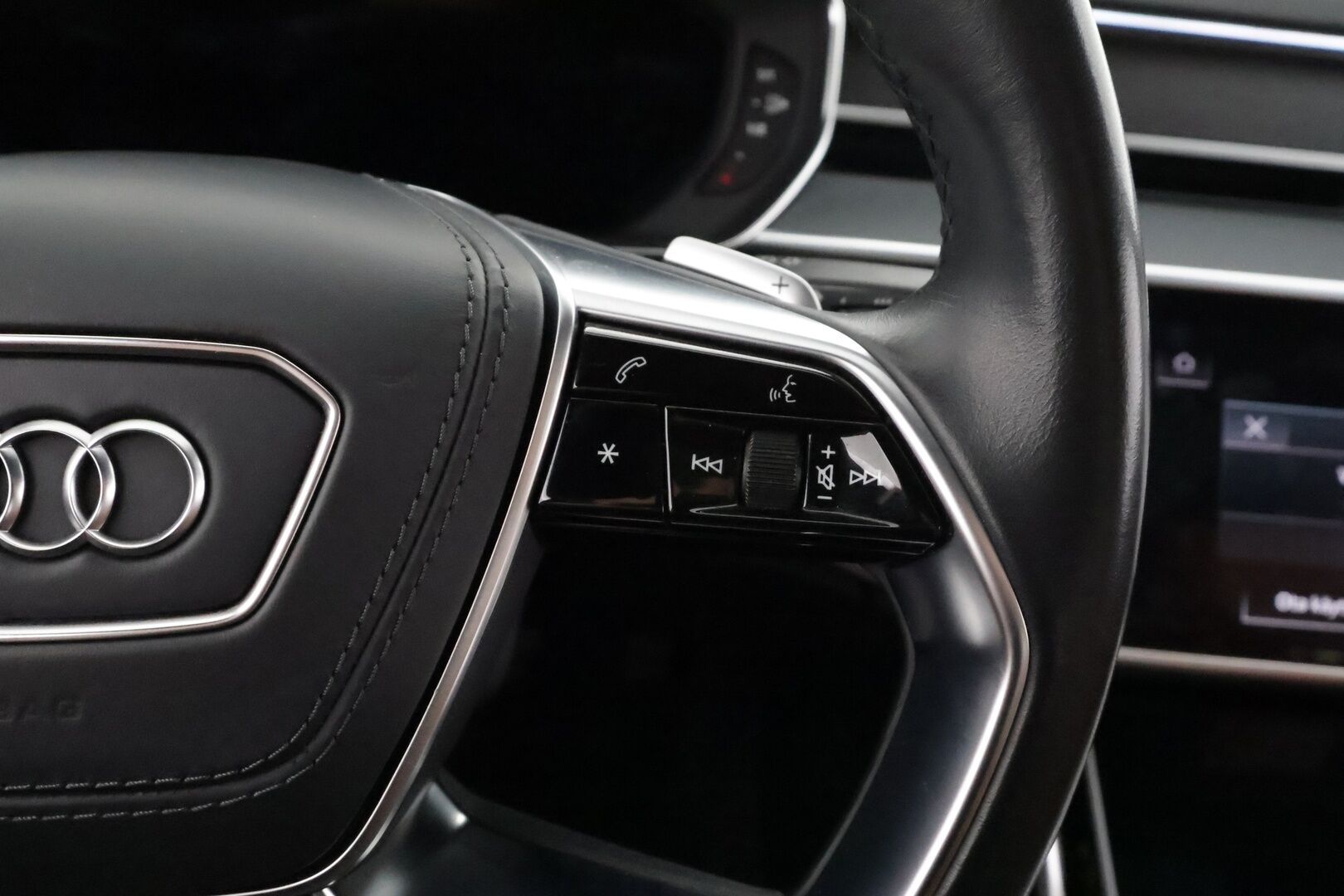 Audi A8 2023 Sedan Lang 60 TFSI e quattro tiptronic - | Nelipyöräohjaus | Imuovet | B&O Advanced 3D | ACC | Night vision | HD Matrix | Ilm. muistipenkit takana hieronnalla | Comfort penkki hieronnalla | Takanäytöt | HUD | 360° | Merkkihuollettu | ALV | 