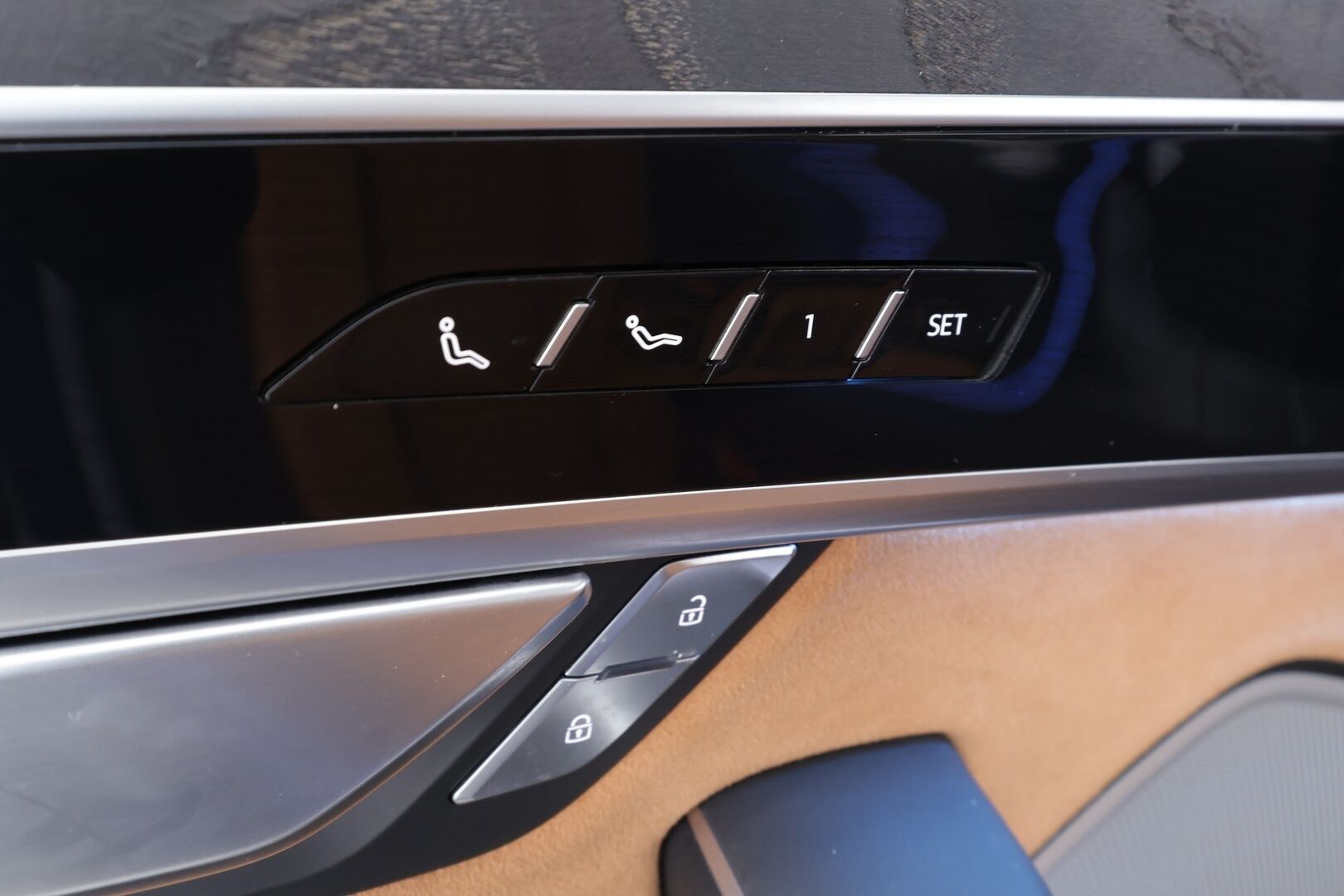 Audi A8 2023 Sedan Lang 60 TFSI e quattro tiptronic - | Nelipyöräohjaus | Imuovet | B&O Advanced 3D | ACC | Night vision | HD Matrix | Ilm. muistipenkit takana hieronnalla | Comfort penkki hieronnalla | Takanäytöt | HUD | 360° | Merkkihuollettu | ALV | 