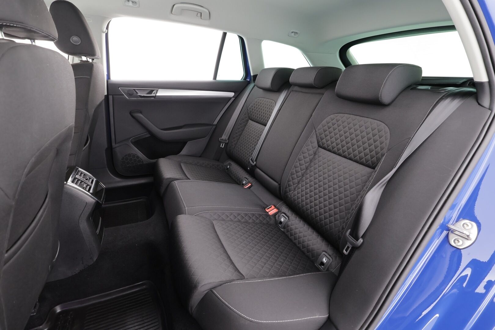 Skoda Superb 2024 Combi 1.4 TSI PHEV Ambition iV DSG * ACC / P.tutkat / LED / Navi / Webasto / Koukku / KeylessGo / Sähköluukku * - 1.Om Suomi-auto / Akku kuntotarkastettu / Kahdet renkaat aluvanteilla / Merkkihuollettu - HULLUT AVAJAISHULINAT KORKOTARJOUS 3,29 %