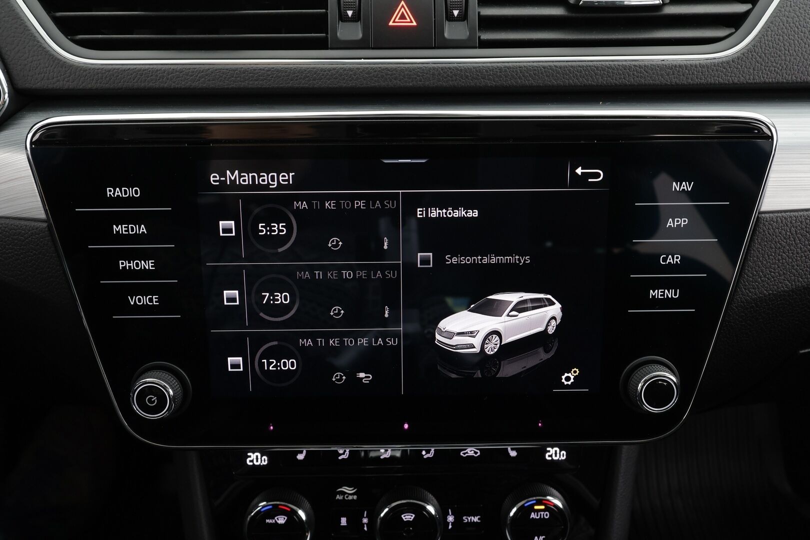 Skoda Superb 2024 Combi 1.4 TSI PHEV Ambition iV DSG * ACC / P.tutkat / LED / Navi / Webasto / Koukku / KeylessGo / Sähköluukku * - 1.Om Suomi-auto / Akku kuntotarkastettu / Kahdet renkaat aluvanteilla / Merkkihuollettu