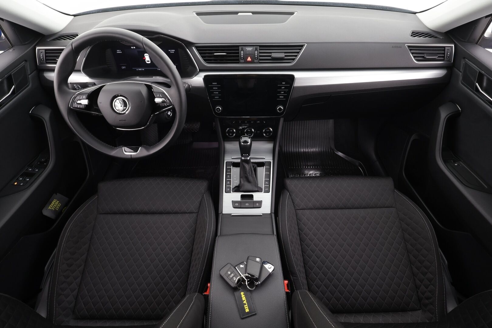 Skoda Superb 2024 Combi 1.4 TSI PHEV Ambition iV DSG * ACC / P.tutkat / LED / Navi / Webasto / Koukku / KeylessGo / Sähköluukku * - 1.Om Suomi-auto / Kahdet renkaat aluvanteilla / Merkkihuollettu - HULLU BLACKWEEK KORKOTARJOUS 2,49%