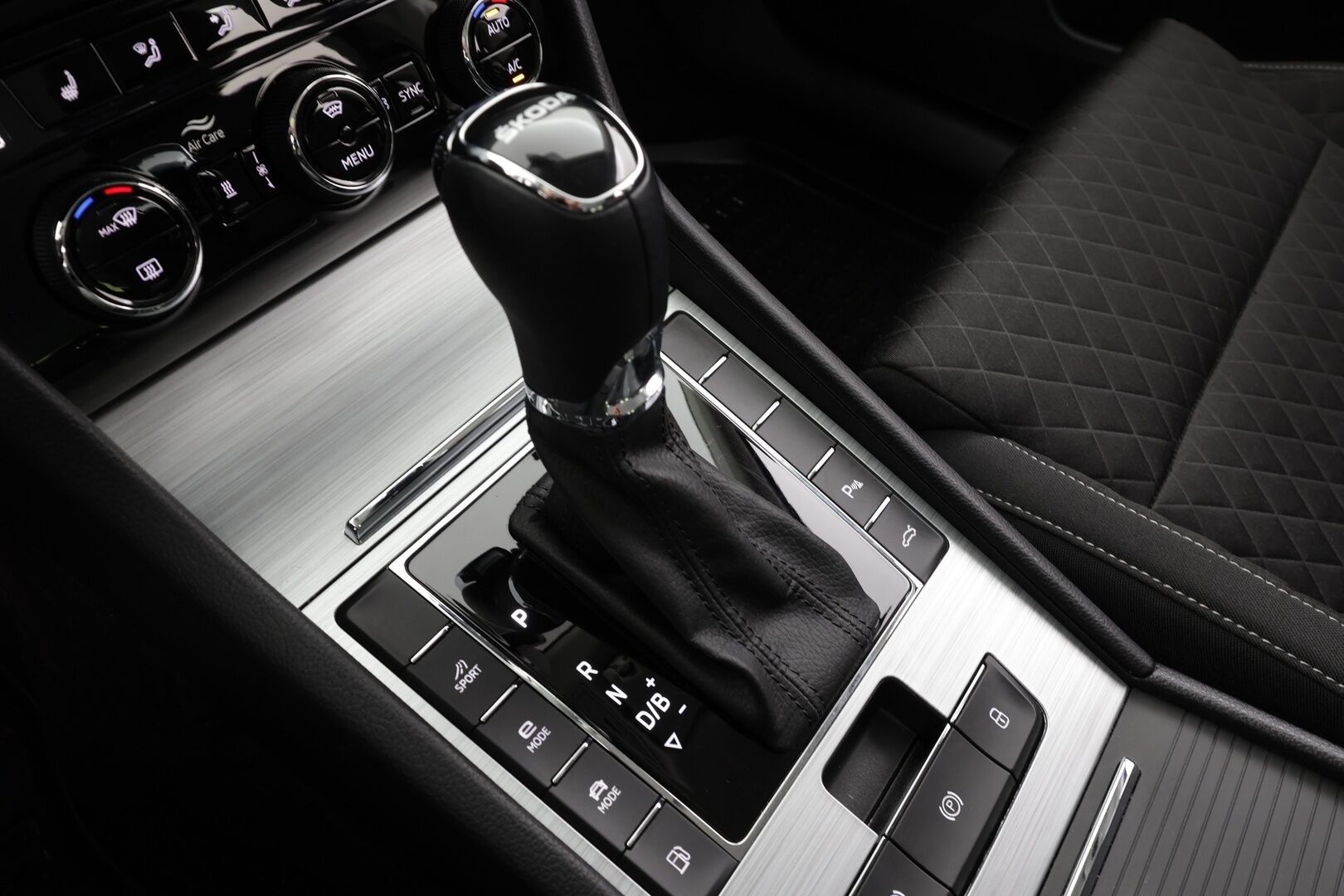 Skoda Superb 2024 Combi 1.4 TSI PHEV Ambition iV DSG * ACC / P.tutkat / LED / Navi / Webasto / Koukku / KeylessGo / Sähköluukku * - 1.Om Suomi-auto / Akku kuntotarkastettu / Kahdet renkaat aluvanteilla / Merkkihuollettu