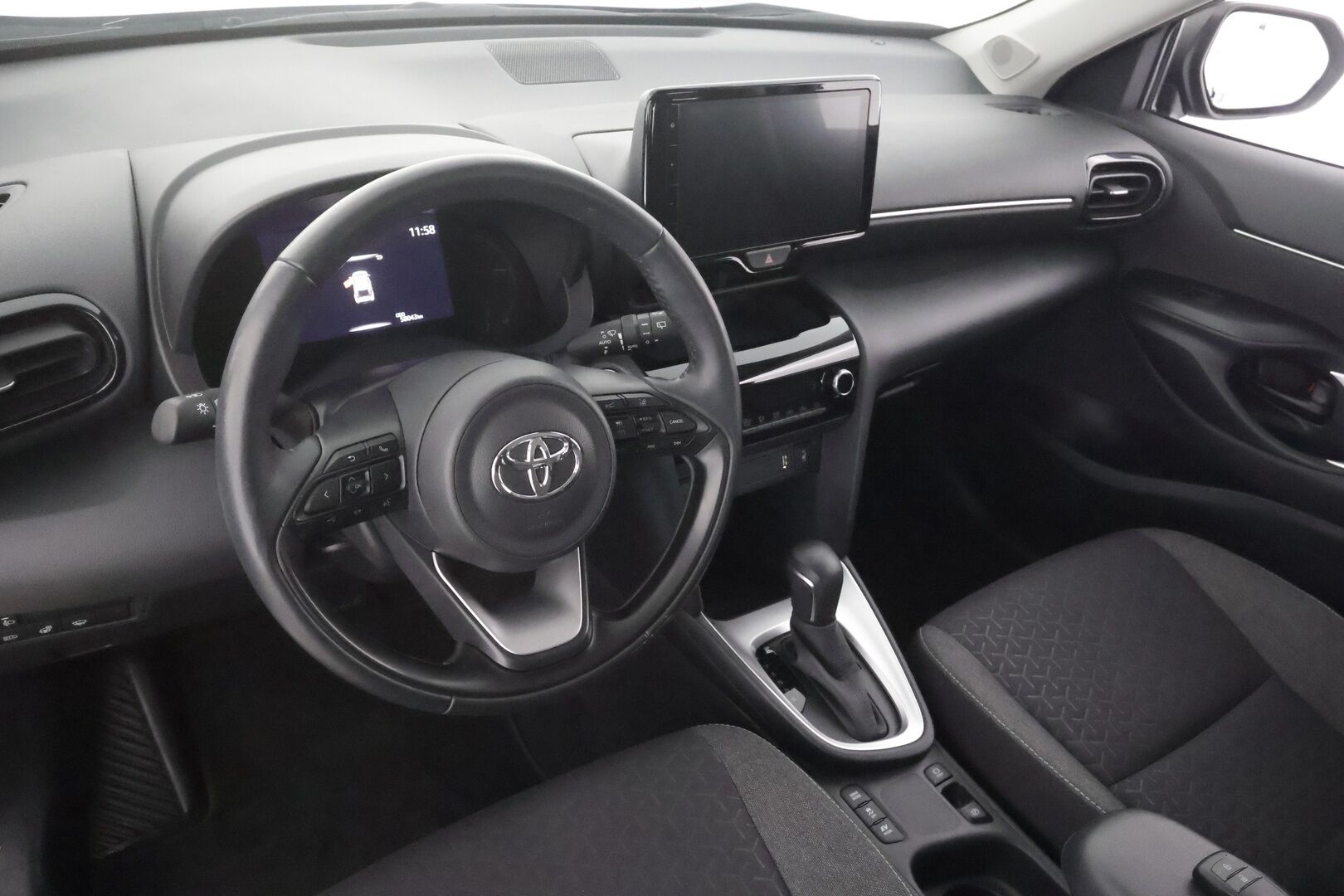 Toyota Yaris Cross 2024 1,5 Hybrid Active - | ACC | LED | LTA | P.kamera | Keyless | Navi | Apple & Android | Lämm. ratti | Aut. ilmastointi | 2x renkaat aluin | Merkkihuollot | Suomiauto | 