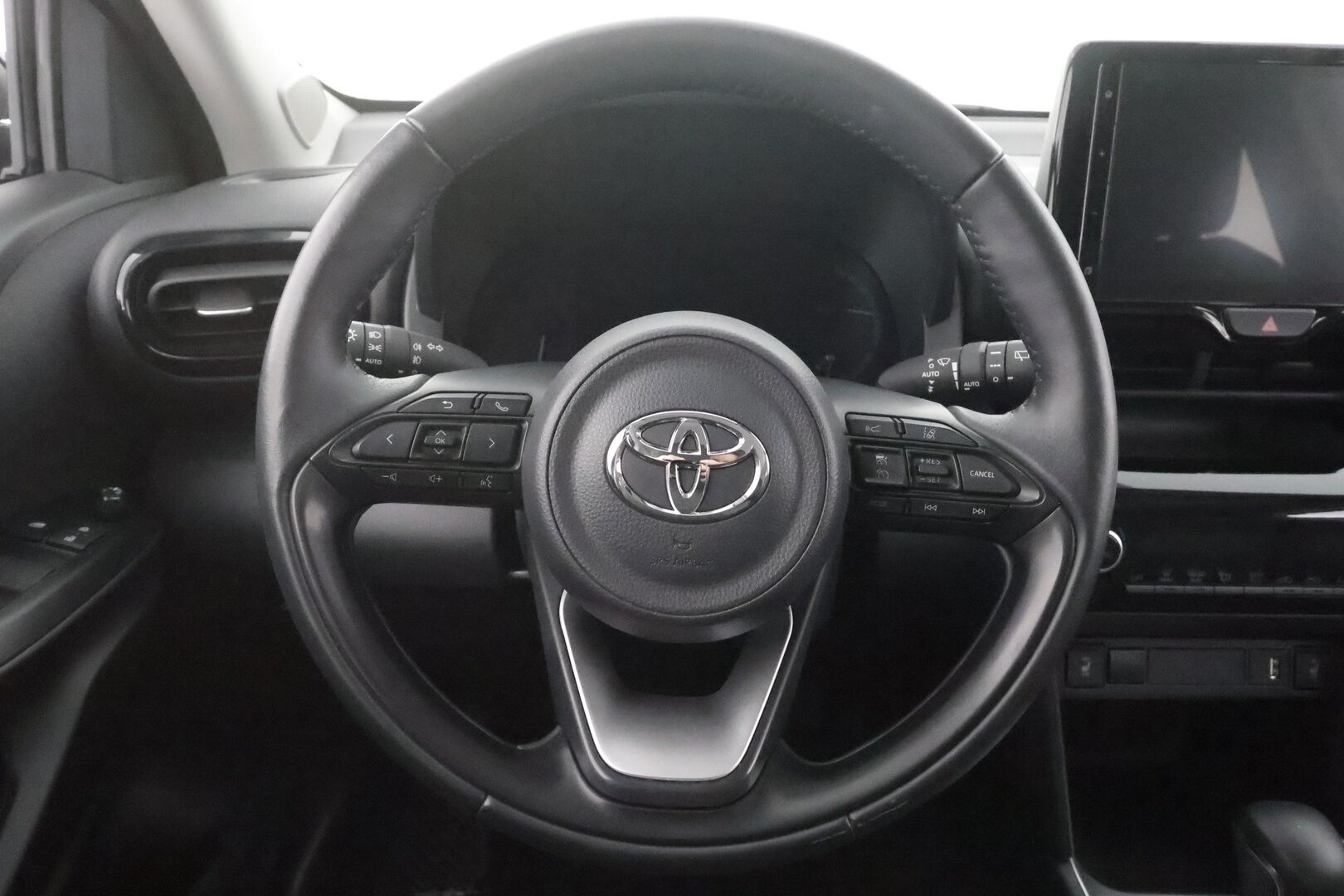 Toyota Yaris Cross 2024 1,5 Hybrid Active - | ACC | LED | LTA | P.kamera | Keyless | Navi | Apple & Android | Lämm. ratti | Aut. ilmastointi | 2x renkaat aluin | Merkkihuollot | Suomiauto | 