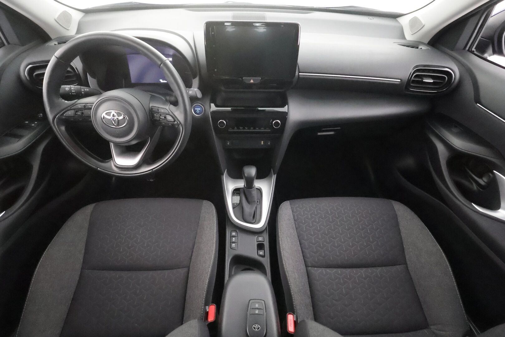 Toyota Yaris Cross 2024 1,5 Hybrid Active - | ACC | LED | LTA | P.kamera | Keyless | Navi | Apple & Android | Lämm. ratti | Aut. ilmastointi | 2x renkaat aluin | Merkkihuollot | Suomiauto | 