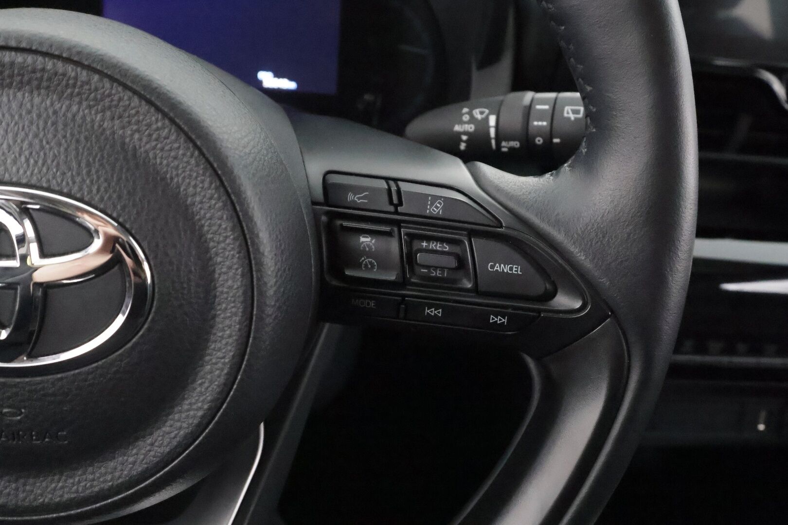 Toyota Yaris Cross 2024 1,5 Hybrid Active - | ACC | LED | LTA | P.kamera | Keyless | Navi | Apple & Android | Lämm. ratti | Aut. ilmastointi | 2x renkaat aluin | Merkkihuollot | Suomiauto | 