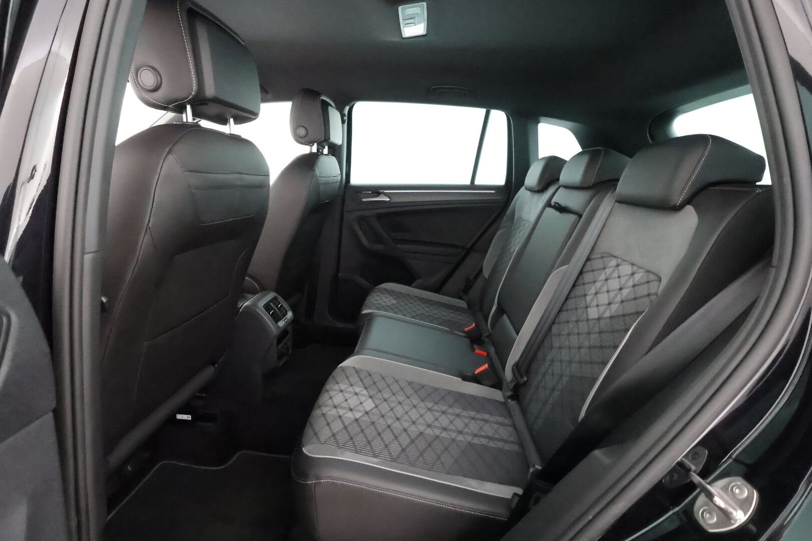Volkswagen Tiguan 2024 R-Line Business Limited eHybrid 180 kW DSG-automaatti - ACC | koukku | IQ-Light | P-Kamera | Ratinlämmitys | Digimittaristo | Navi | Apple&Android | 1.Om Suomi-auto | Kahdet Renkaat | Merkkihuollettu | - KORKO VAIN 3,99 %