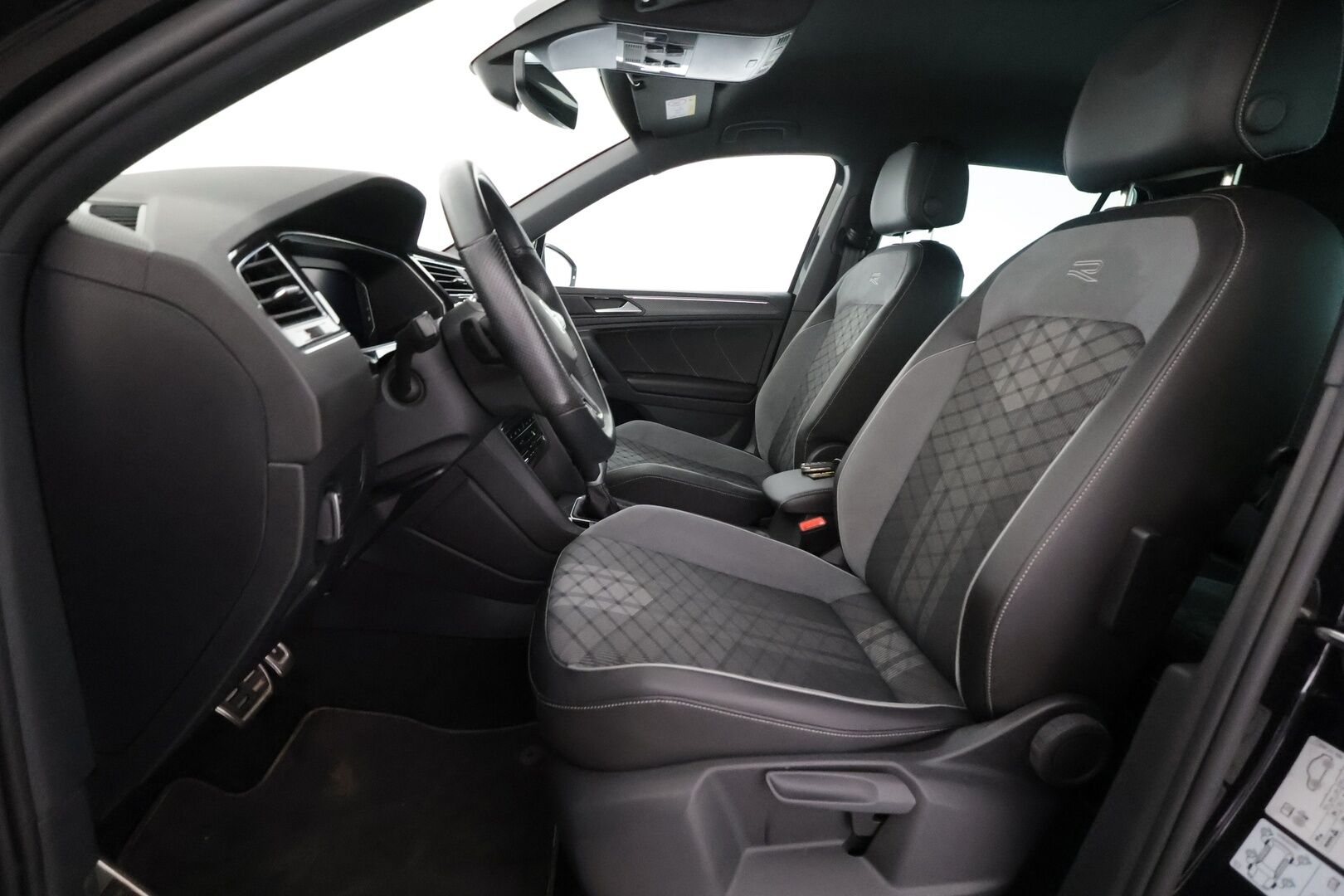 Volkswagen Tiguan 2024 R-Line Business Limited eHybrid 180 kW DSG-automaatti - ACC | koukku | IQ-Light | P-Kamera | Ratinlämmitys | Digimittaristo | Navi | Apple&Android | 1.Om Suomi-auto | Kahdet Renkaat | Merkkihuollettu | - KORKO VAIN 3,99 %