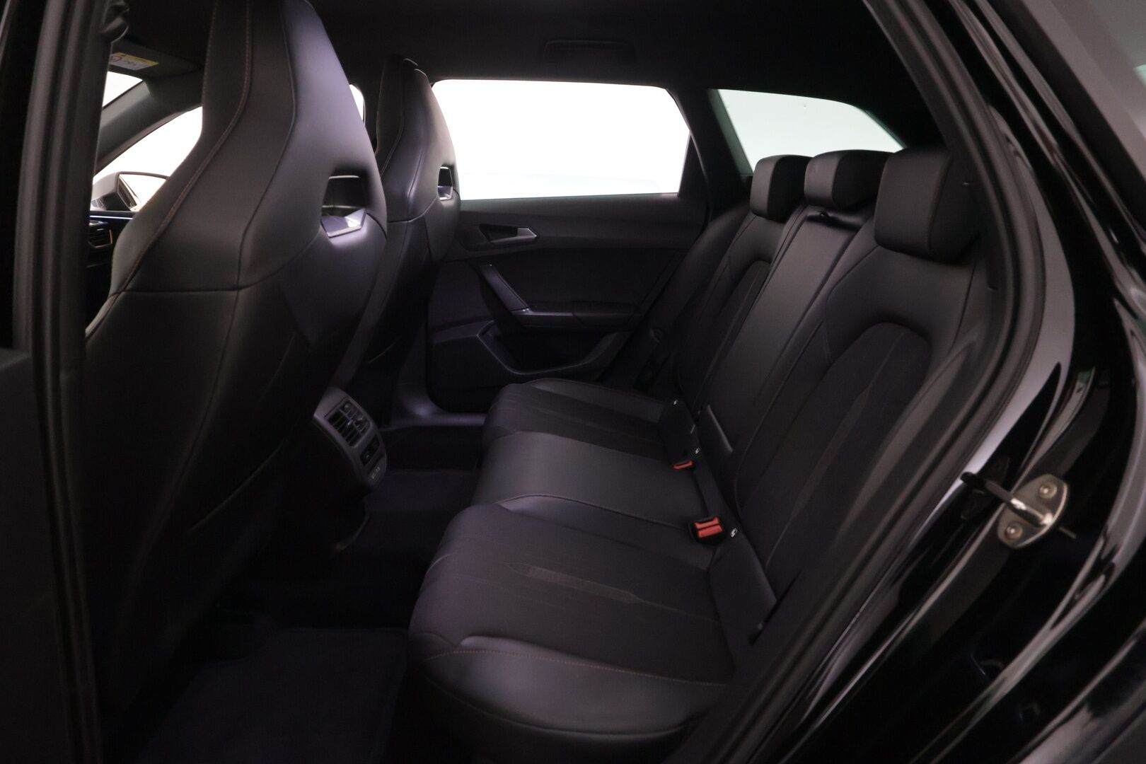 CUPRA Leon Sportstourer 2021 1,4 PHEV 180 kW e-HYBRID DSG - | ACC | Muistipenkki | DCC | Sporttipenkit | Puolinahat | P.kamera | Ambient | Keyless | Side assist | Sähk. takaluukku | Lämm. ratti | 