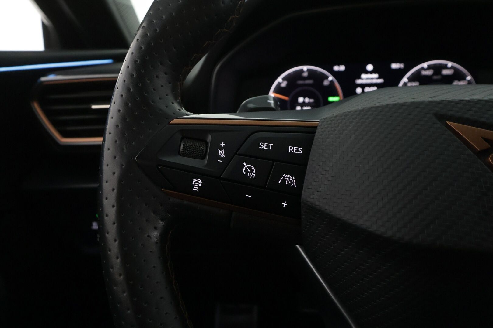 CUPRA Leon Sportstourer 2021 1,4 PHEV 180 kW e-HYBRID DSG - | ACC | Muistipenkki | DCC | Sporttipenkit | Puolinahat | P.kamera | Ambient | Keyless | Side assist | Sähk. takaluukku | Lämm. ratti | 