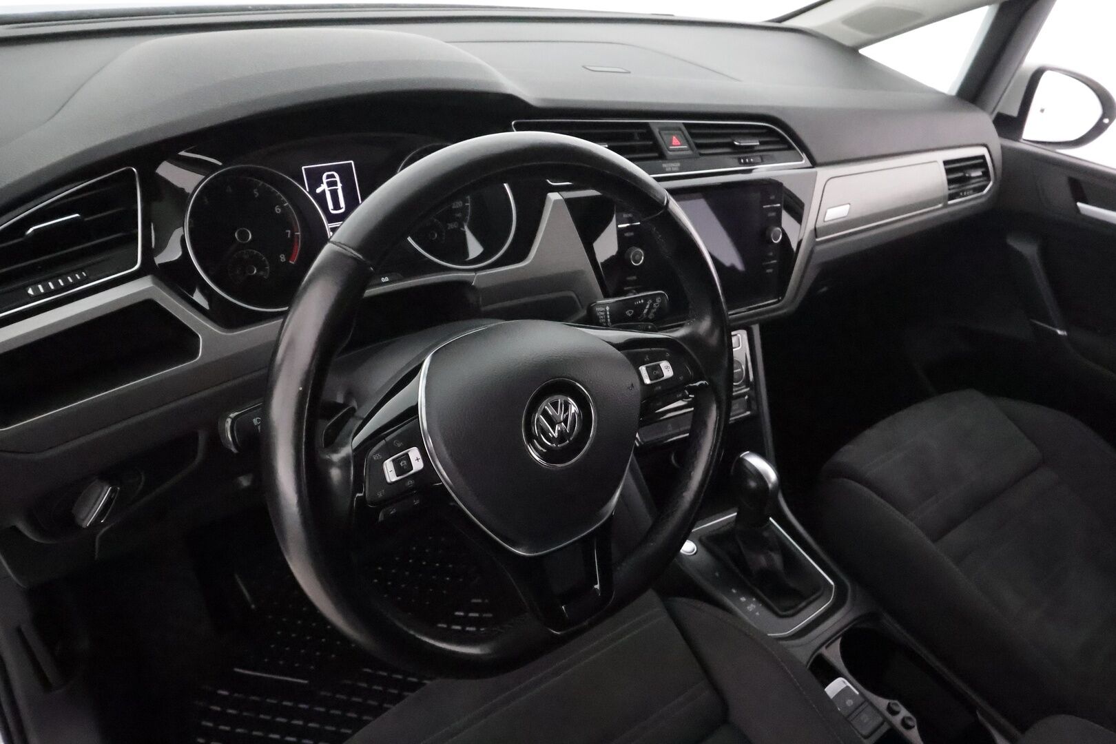 Volkswagen Touran 2020 R-Line 1,5 TSI EVO 110 kW DSG 7-P **Koukku / Adapt.Vakkari / P.kamera / LED-valot / Hierovat Penkit / KeylessGO** - 3,99 % KORKOTARJOUS TÄHÄN AUTOON - Kahdet renkaat