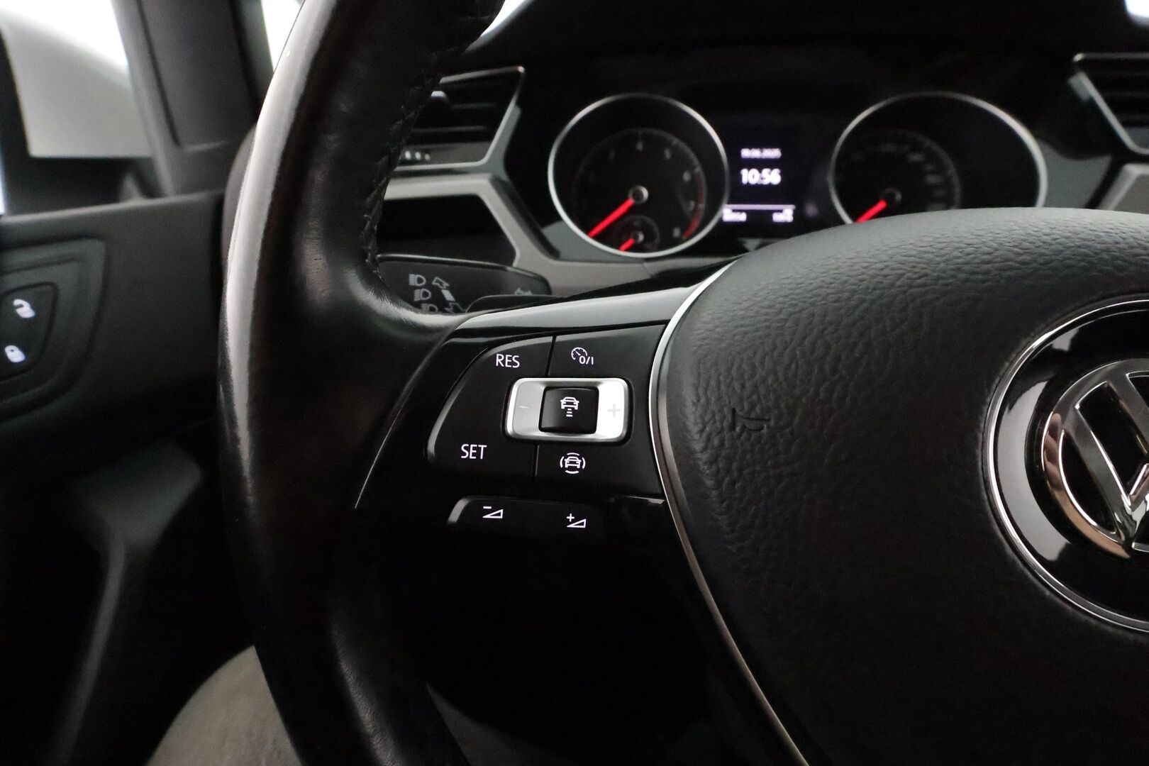 Volkswagen Touran 2020 R-Line 1,5 TSI EVO 110 kW DSG 7-P **Koukku / Adapt.Vakkari / P.kamera / LED-valot / Hierovat Penkit / KeylessGO** - 3,99 % KORKOTARJOUS TÄHÄN AUTOON - Kahdet renkaat