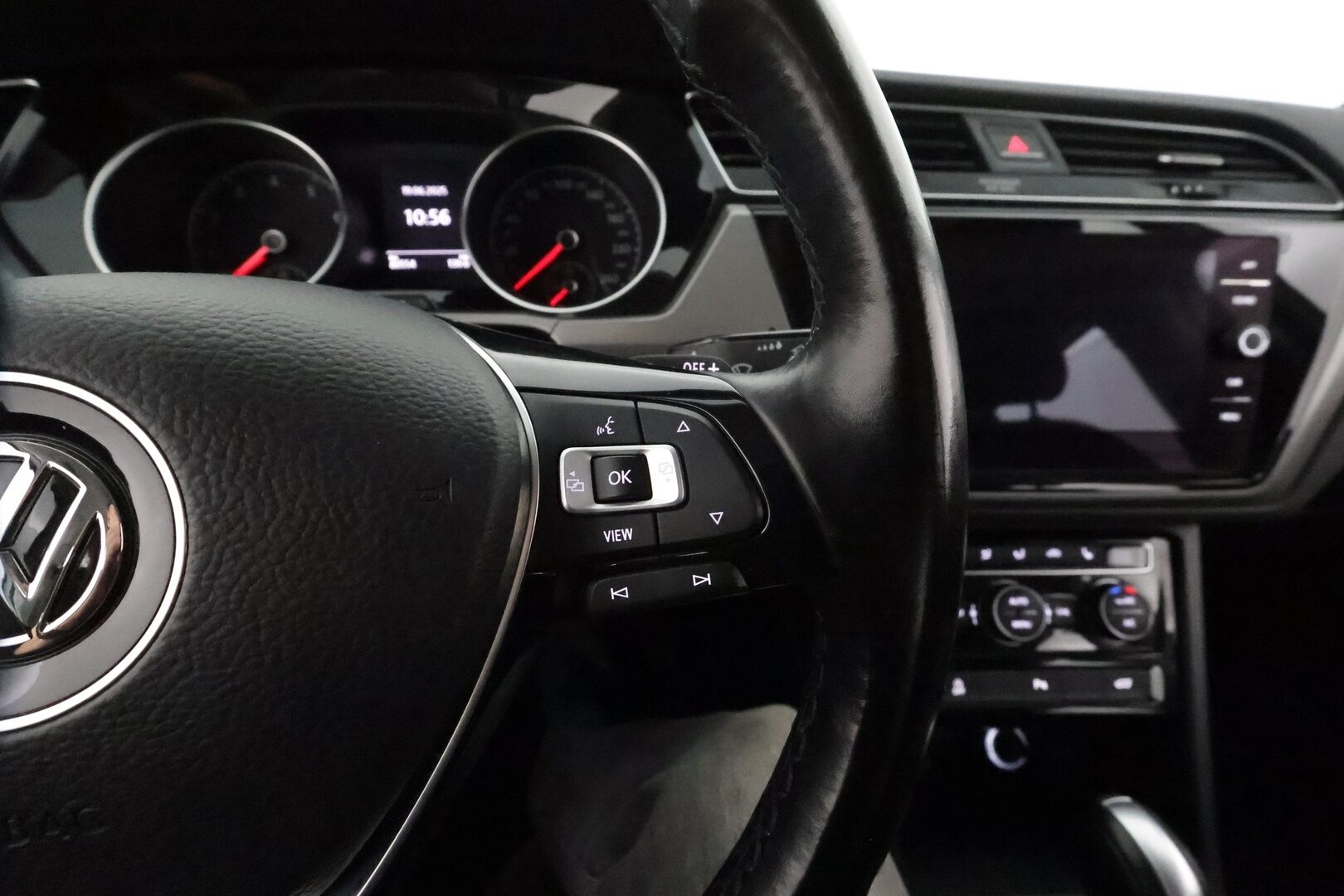 Volkswagen Touran 2020 R-Line 1,5 TSI EVO 110 kW DSG 7-P **Koukku / Adapt.Vakkari / P.kamera / LED-valot / Hierovat Penkit / KeylessGO** - 3,99 % KORKOTARJOUS TÄHÄN AUTOON - Kahdet renkaat