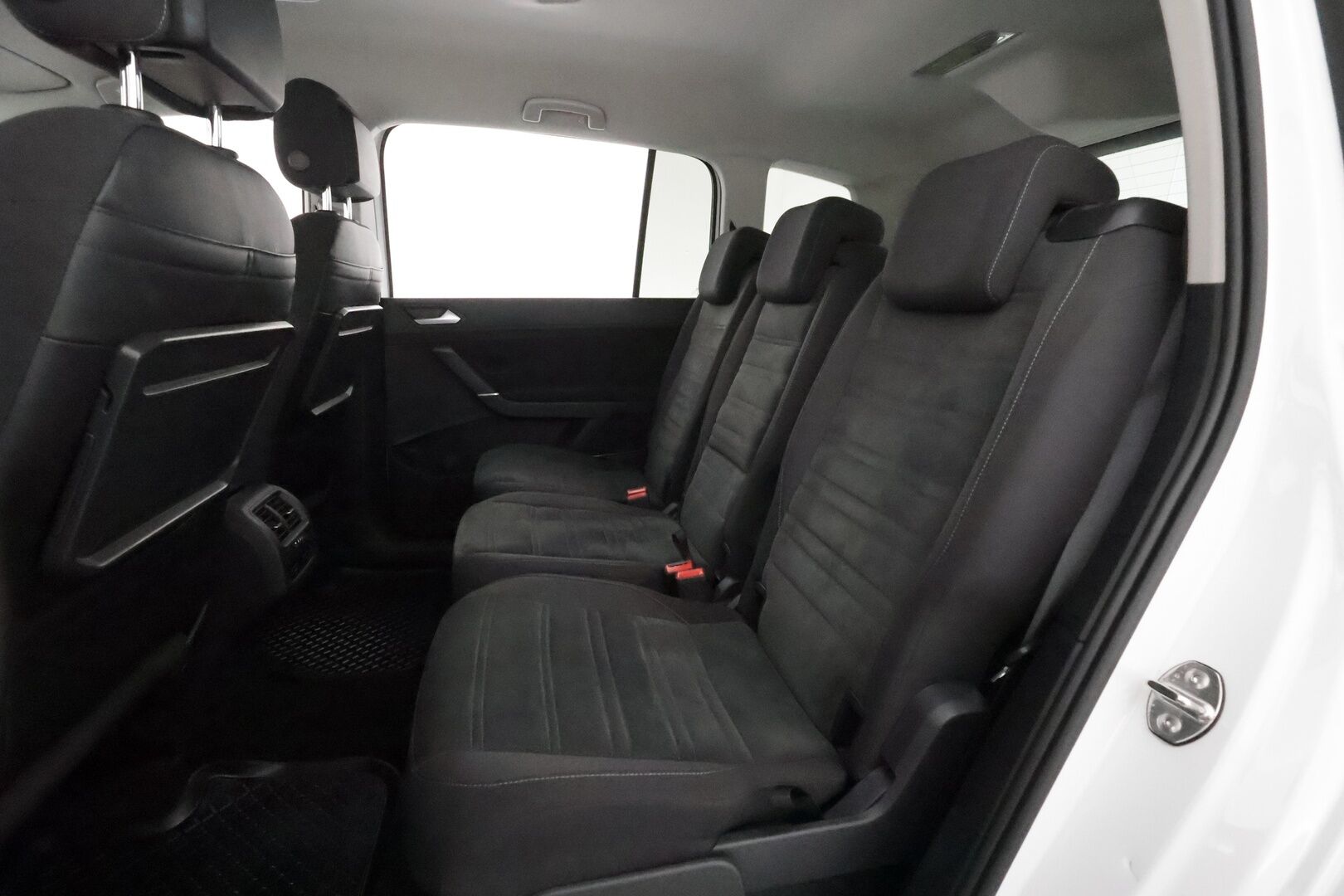 Volkswagen Touran 2020 R-Line 1,5 TSI EVO 110 kW DSG 7-P **Koukku / Adapt.Vakkari / P.kamera / LED-valot / Hierovat Penkit / KeylessGO** - 3,99 % KORKOTARJOUS TÄHÄN AUTOON - Kahdet renkaat