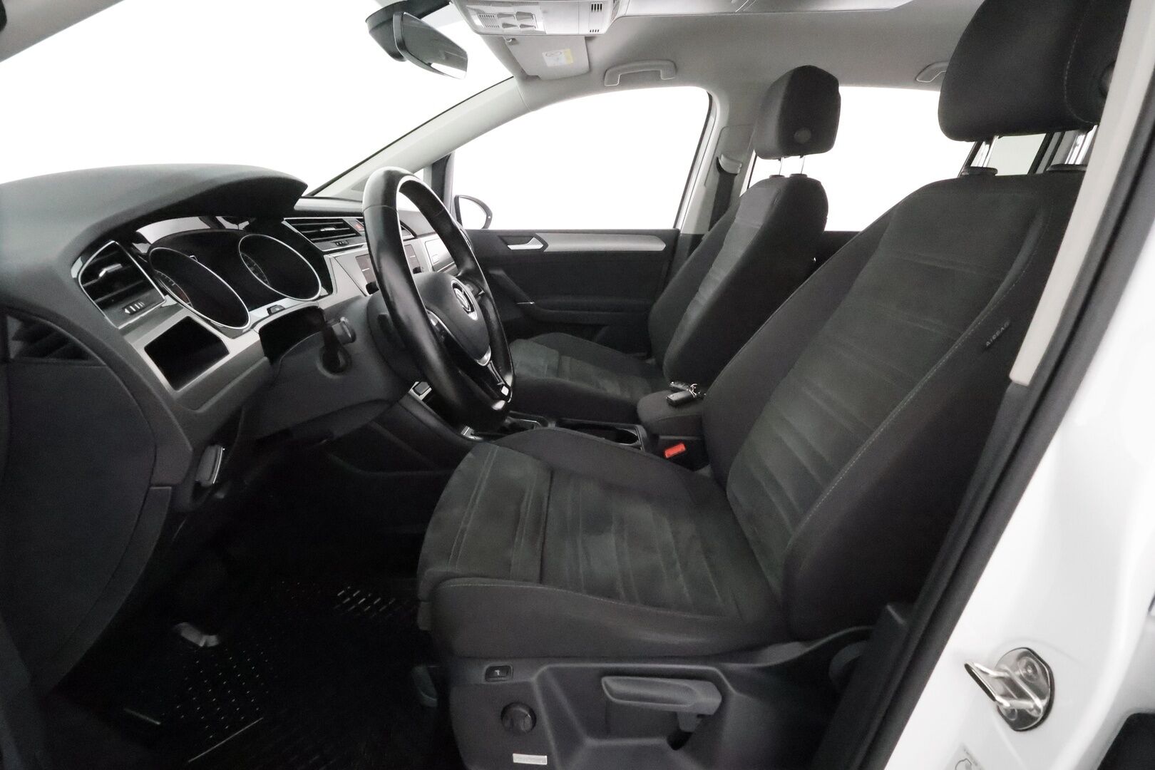 Volkswagen Touran 2020 R-Line 1,5 TSI EVO 110 kW DSG 7-P **Koukku / Adapt.Vakkari / P.kamera / LED-valot / Hierovat Penkit / KeylessGO** - 3,99 % KORKOTARJOUS TÄHÄN AUTOON - Kahdet renkaat