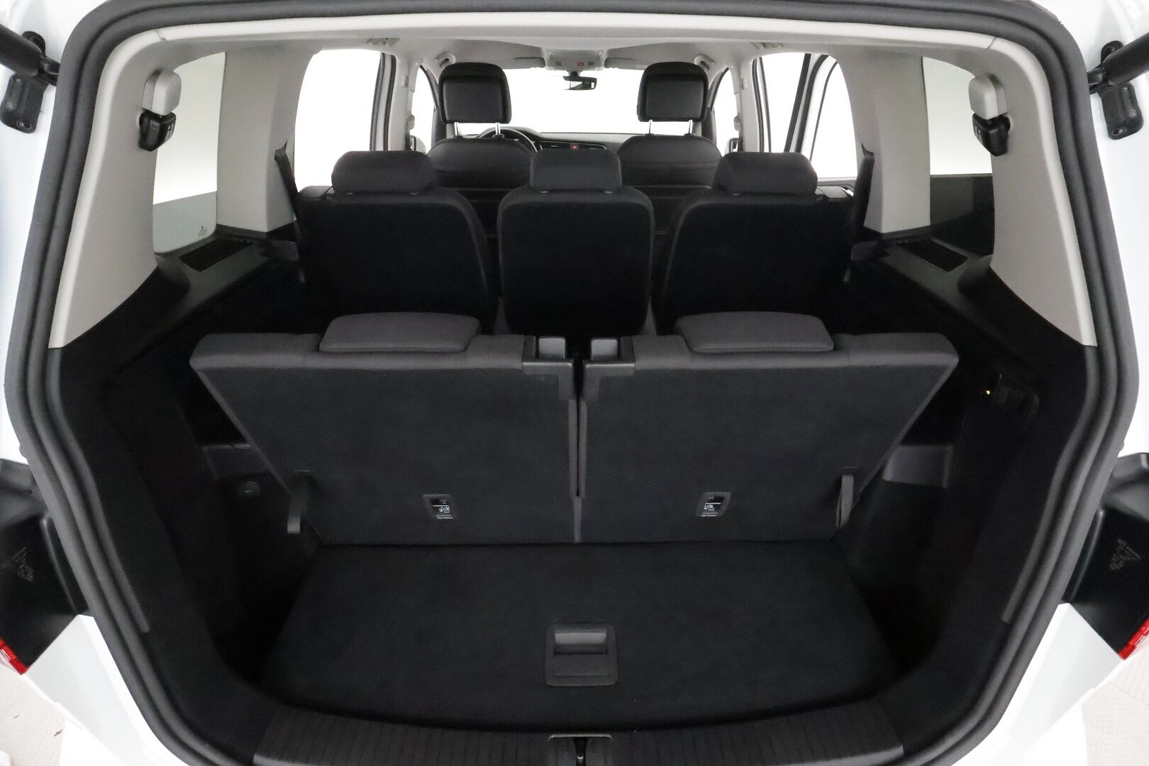 Volkswagen Touran 2020 R-Line 1,5 TSI EVO 110 kW DSG 7-P **Koukku / Adapt.Vakkari / P.kamera / LED-valot / Hierovat Penkit / KeylessGO** - 3,99 % KORKOTARJOUS TÄHÄN AUTOON - Kahdet renkaat