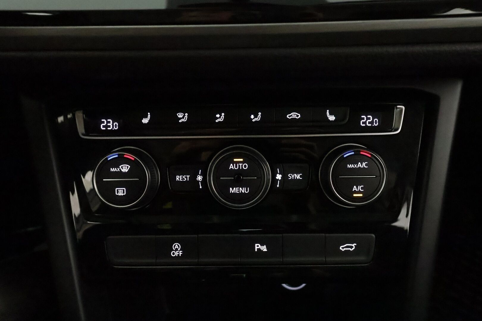 Volkswagen Touran 2020 R-Line 1,5 TSI EVO 110 kW DSG 7-P **Koukku / Adapt.Vakkari / P.kamera / LED-valot / Hierovat Penkit / KeylessGO** - 3,99 % KORKOTARJOUS TÄHÄN AUTOON - Kahdet renkaat
