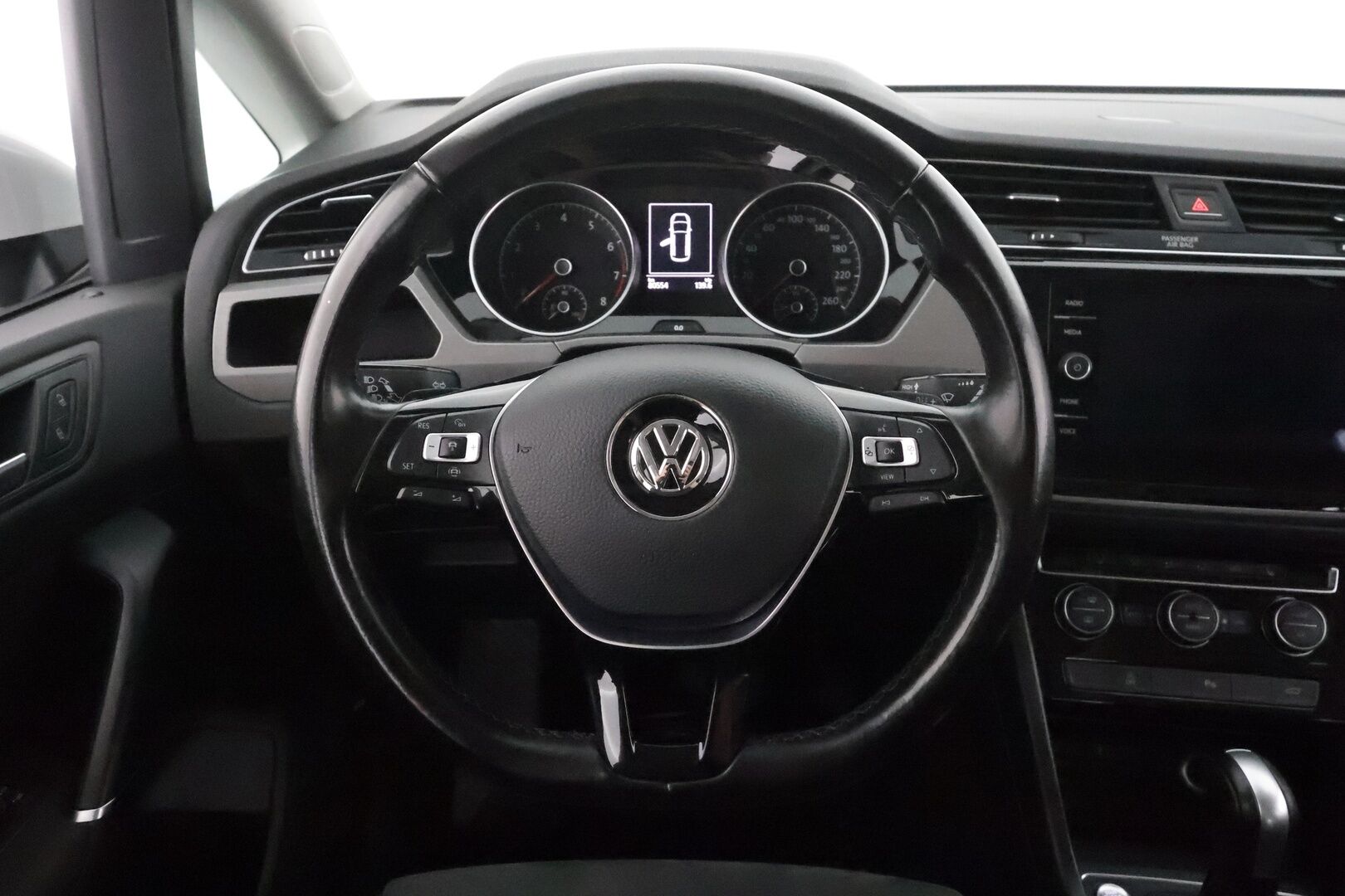 Volkswagen Touran 2020 R-Line 1,5 TSI EVO 110 kW DSG 7-P **Koukku / Adapt.Vakkari / P.kamera / LED-valot / Hierovat Penkit / KeylessGO** - 3,99 % KORKOTARJOUS TÄHÄN AUTOON - Kahdet renkaat