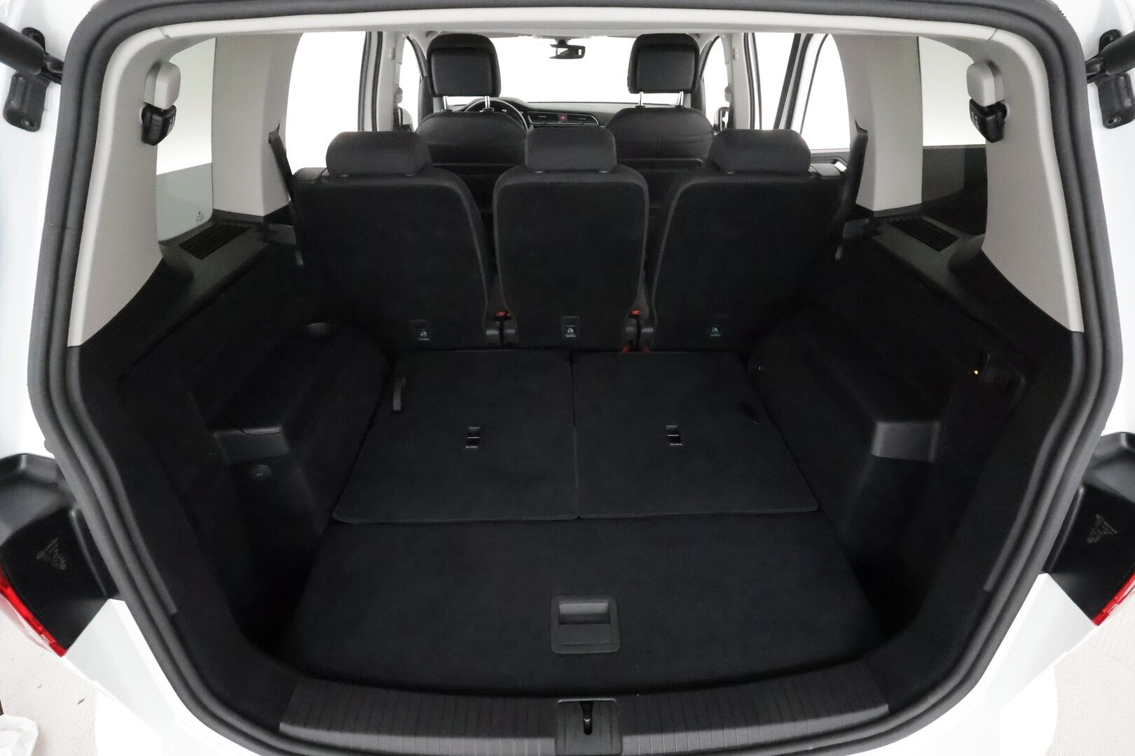 Volkswagen Touran 2020 R-Line 1,5 TSI EVO 110 kW DSG 7-P **Koukku / Adapt.Vakkari / P.kamera / LED-valot / Hierovat Penkit / KeylessGO** - 3,99 % KORKOTARJOUS TÄHÄN AUTOON - Kahdet renkaat