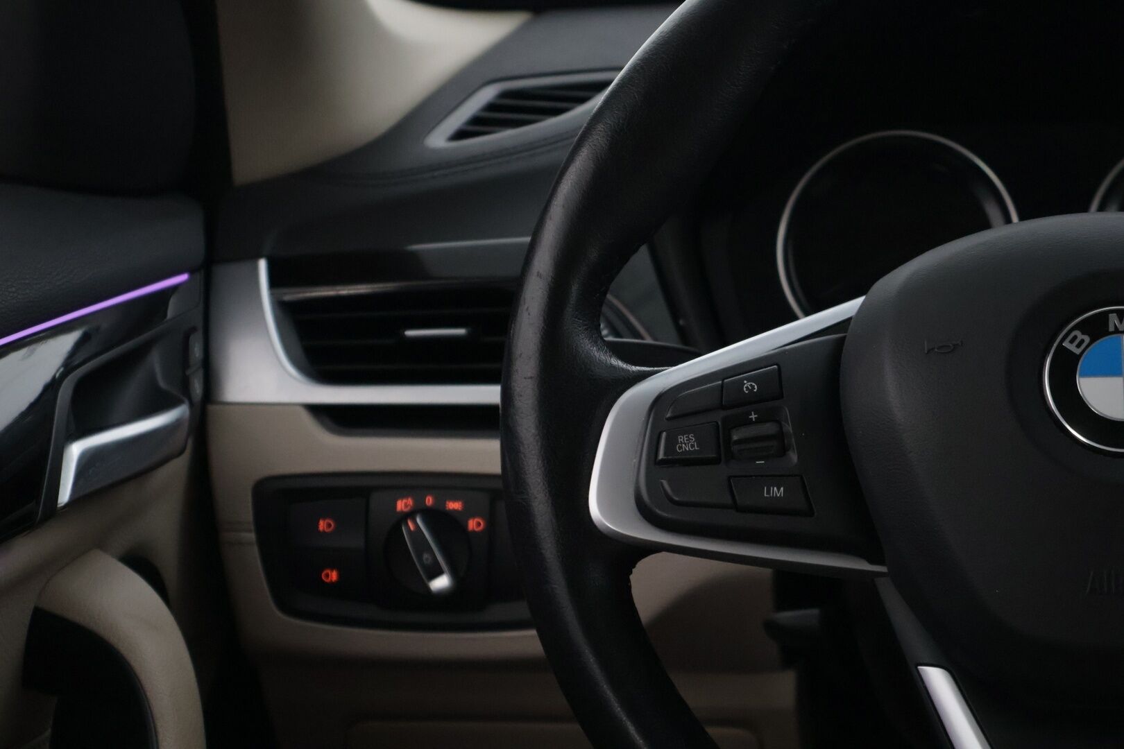 BMW X1 2021 F48 xDrive25e A Business Sport * Adapt. LED / HUD / Nahkasisusta / Hifit / Ambient / Koukku  * - * Siistikuntoinen / Hyvät varusteet / Akku kuntotarkastettu Soh 90,6% *